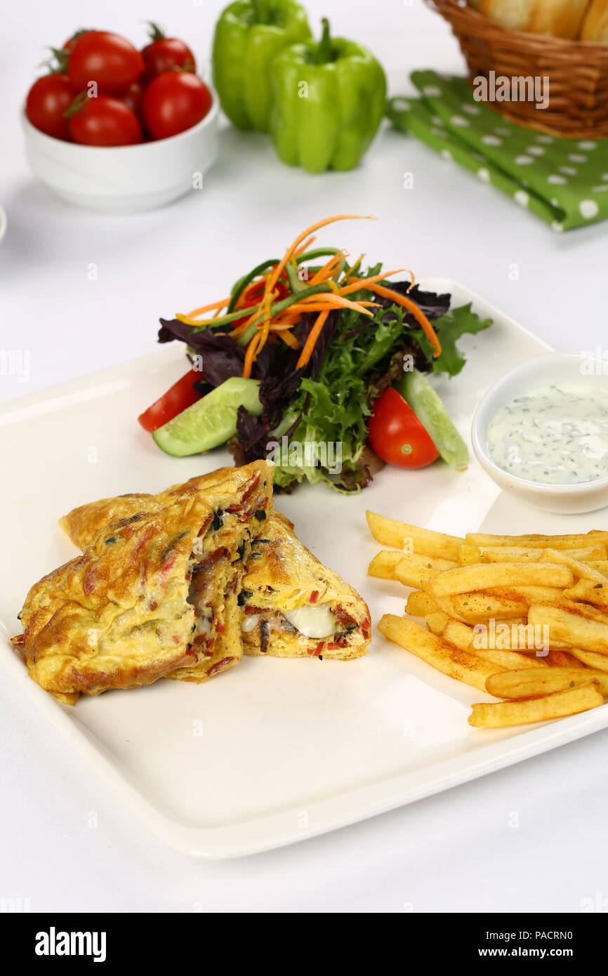 Frühstück Omelette mit Pommes Frites und Garnieren Stockfoto