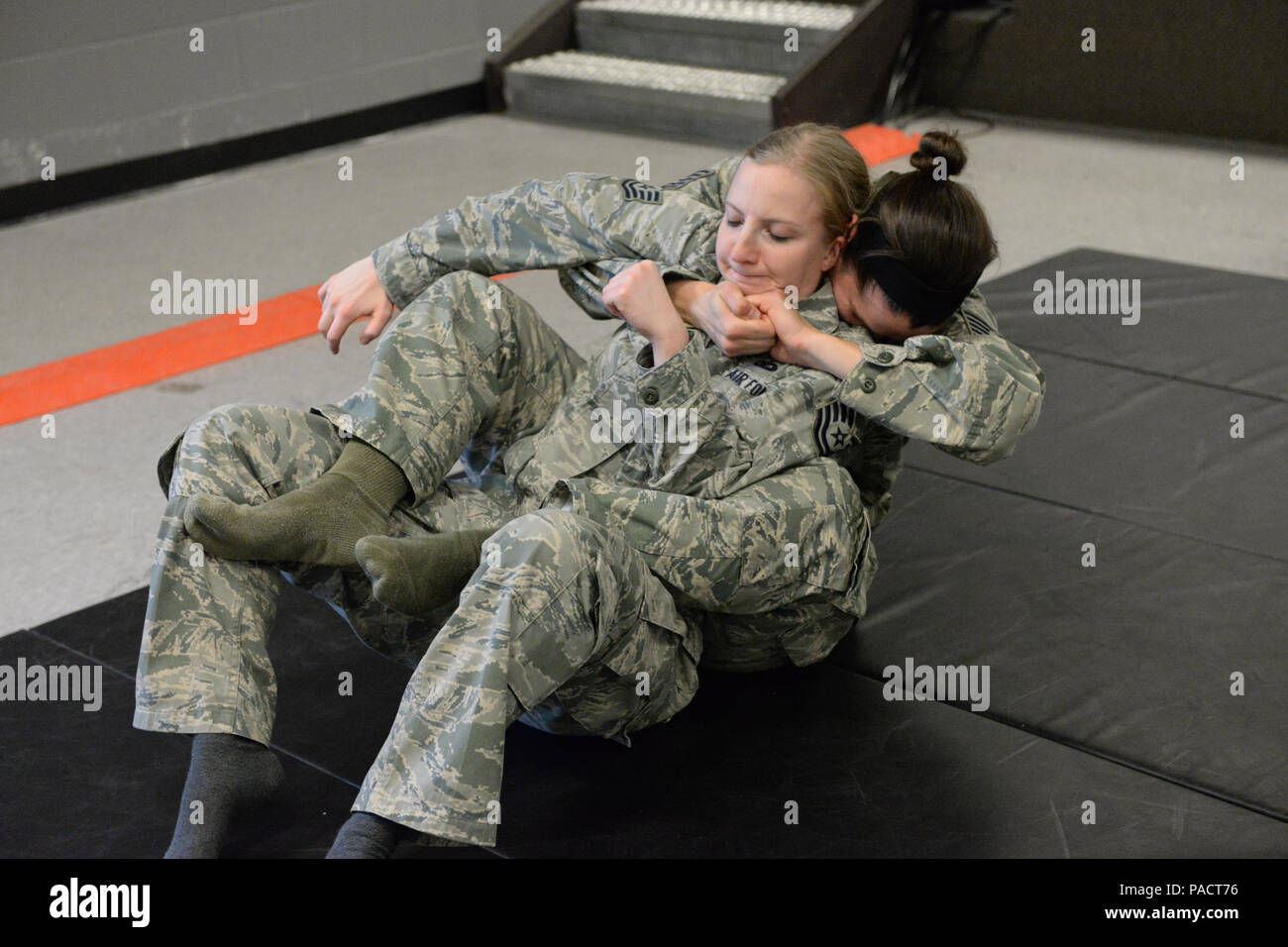 119 Sicherheitskräfte Mitglieder Tech. Sgt. Brandi Grossman, rechts, und Tech. Sgt. Elizabeth Miller Praxis Selbstverteidigung und Sicherheitskräfte Zurückhaltung Techniken an der Texas Air National Guard Base, Fargo, N.D., 15. März 2016. (U.S. Air National Guard Foto von Senior Master Sgt. David H. Lipp/Freigegeben) Stockfoto