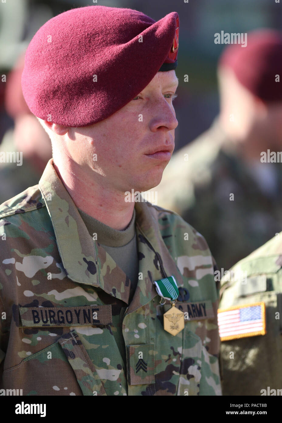 Generalmajor Richard D. Clarke, der 82Nd Airborne Division kommandierender General, hängt die 2015 Henry A. Knox Award Streamer auf dem Charlie. Akku, 2. Bataillon, 319 Airborne Feld der Artillerie Regiment guidon am 22. März 2016 in Fort Bragg, N.C. Das Henry A. Knox Award wird jedes Jahr an einen einzigen Field Artillery Batterie verliehen, in Anerkennung der herausragenden Field Artillery Batterie in den aktiven Dienst der US-Armee. (U.S. Armee Foto von Sgt. 1. Klasse Alex Burnett/freigegeben) Stockfoto