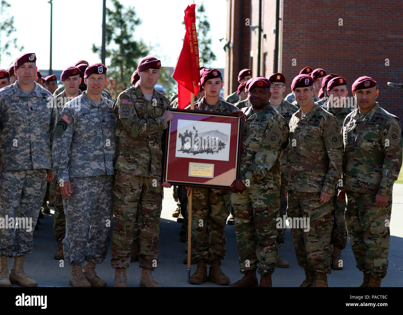 Generalmajor Richard D. Clarke, der 82Nd Airborne Division kommandierender General, hängt die 2015 Henry A. Knox Award Streamer auf dem Charlie. Akku, 2. Bataillon, 319 Airborne Feld der Artillerie Regiment guidon am 22. März 2016 in Fort Bragg, N.C. Das Henry A. Knox Award wird jedes Jahr an einen einzigen Field Artillery Batterie verliehen, in Anerkennung der herausragenden Field Artillery Batterie in den aktiven Dienst der US-Armee. (U.S. Armee Foto von Sgt. 1. Klasse Alex Burnett/freigegeben) Stockfoto
