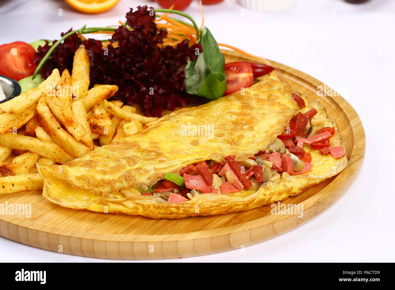 Frühstück Omelette mit Pommes Frites und Garnieren Stockfoto