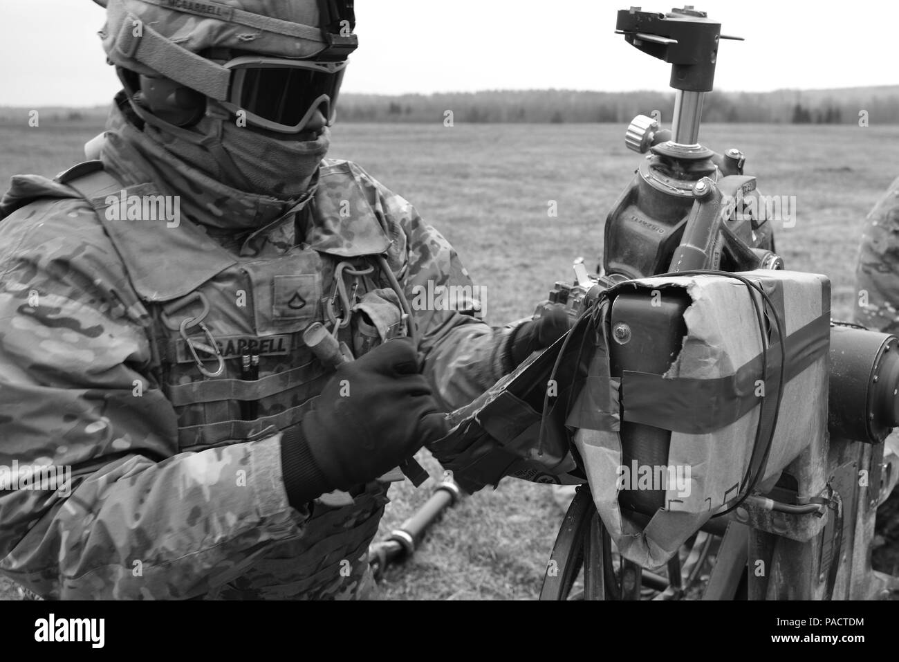 Us-Armee Pfc. Denbre McGappell, ein Trooper zugeordnet zu Archer Batterie, Field Artillery Squadron, 2 Reiterregiment bereitet eine M777 Haubitze für einen Brand mission nach aus der Schlinge Last durch eine 12 Combat Aviation Brigade CH-47 Chinook Hubschrauber als Teil des Geschwaders Artillerie Systeme, die die Zusammenarbeit auf der 7. Armee gemeinsame Multinationale Ausbildung Befehl des Grafenwöhr Training Area Deutschland, 22. März 2016 fallen. (U.S. Armee Foto von visuellen Informationen Spezialist Gertrud Zach/freigegeben) Stockfoto