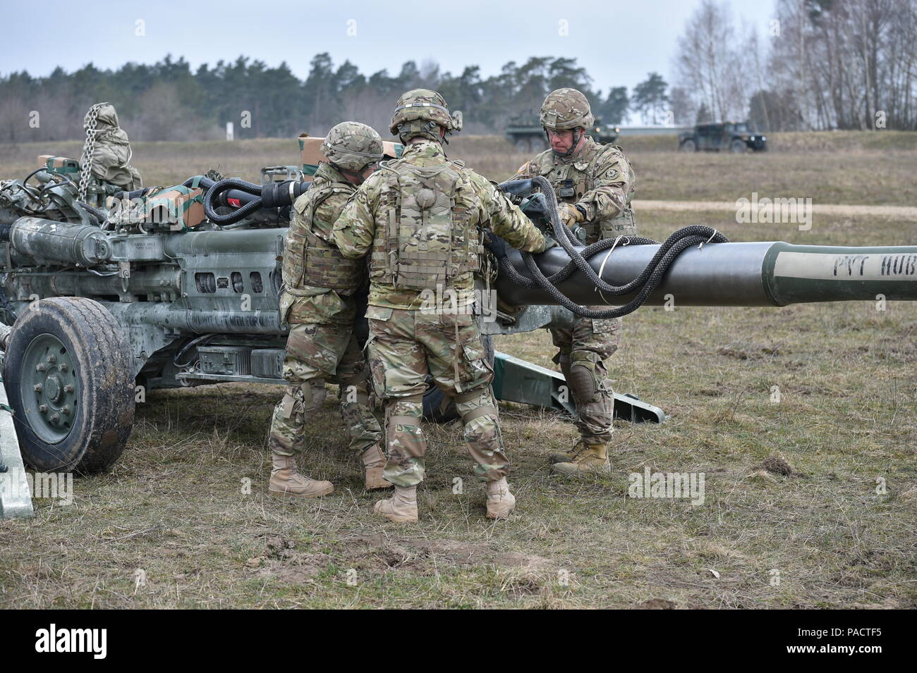 Field Artillery Squadron, 2.Kavallerie Regimentskommandeur Oberstleutnant Deric Holbrook (rechts) prüft ein M777 Haubitze vor der Schlinge last Training als Teil des Geschwaders Artillerie Systeme, die die Zusammenarbeit auf der 7. Armee gemeinsame Multinationale Ausbildung Befehl des Grafenwöhr Training Area, Deutschland, 22. März 2016. (U.S. Armee Foto von visuellen Informationen Spezialist Gertrud Zach/freigegeben) Stockfoto