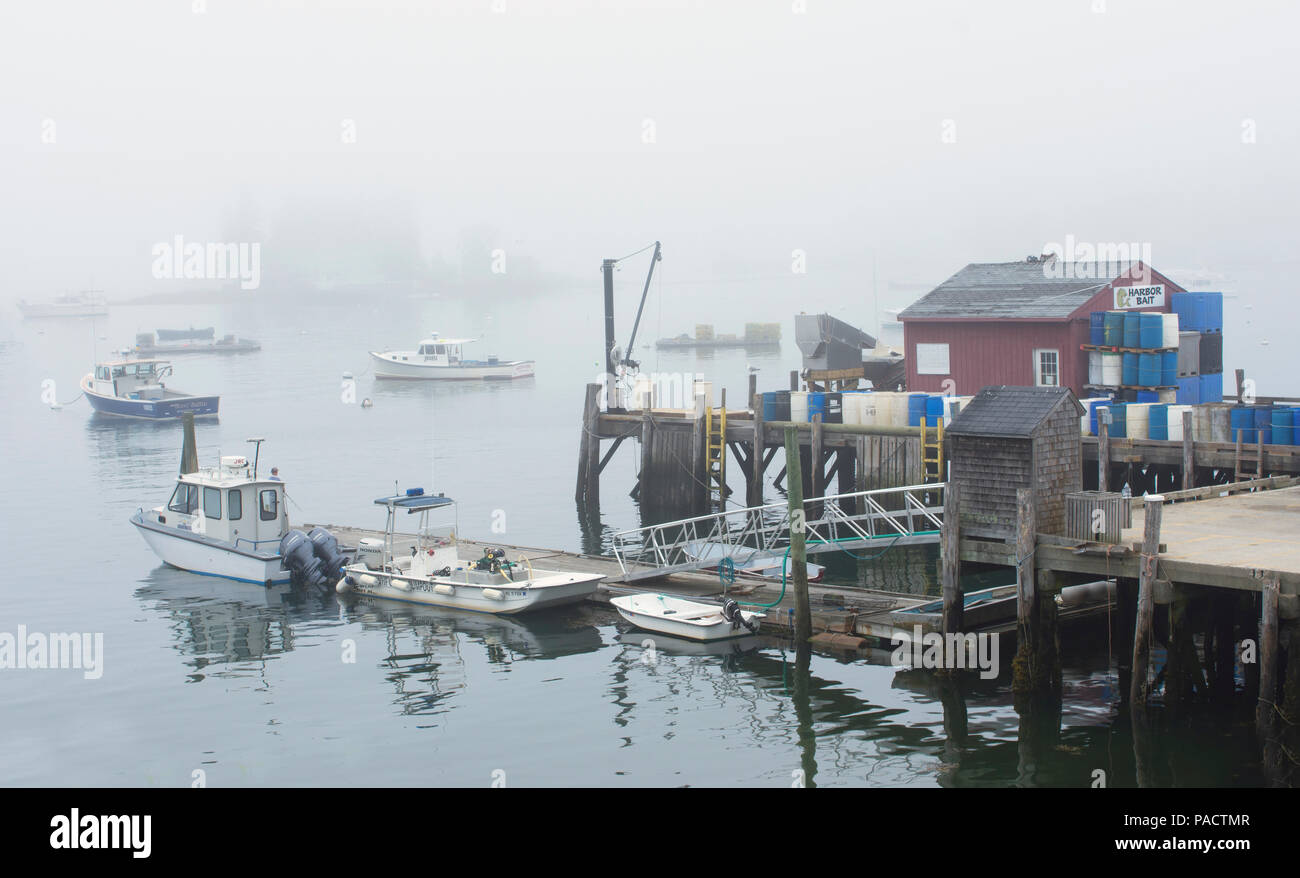 Eine kommerzielle Dock und Boote in Boothbay Harbor, Maine, USA an einem nebligen Nachmittag. Stockfoto