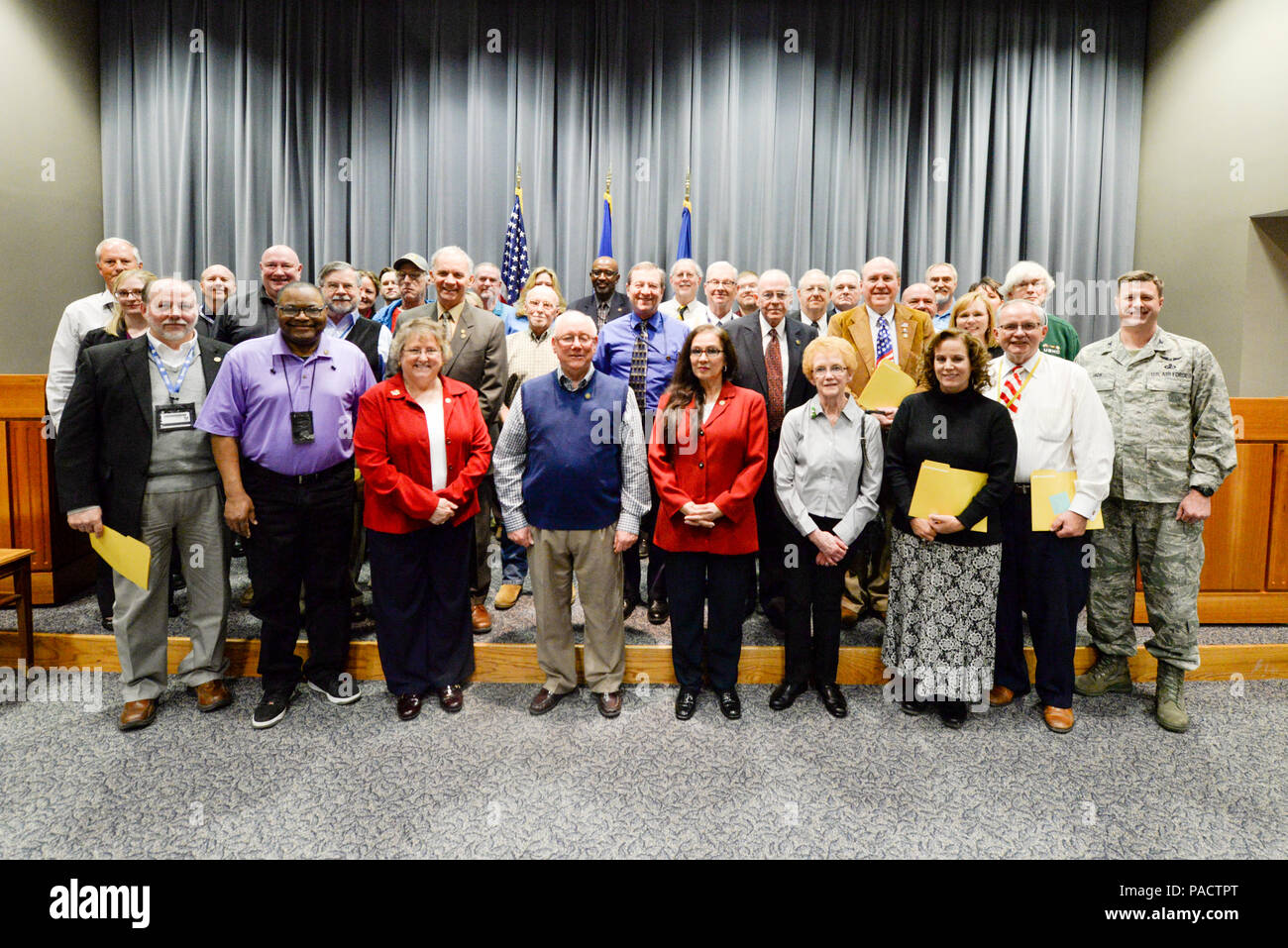 Colonel Shaun Hick, Verteidigung und Enterprise Application Management System Program Manager stellt mit einer Gruppe von 38 Vietnam Veteranen nach dem Vietnamkrieg 50. Jahrestag Gedenkfeier statt in der Air Force Materiel Command Hauptquartier, 16. März 2016. Während der Zeremonie jedes Veteran oder ihre Familie Mitglied ein commemorative Stift und Kopie der Proklamation durch den Präsidenten der Vereinigten Staaten erhalten zum Gedenken an den 50. Jahrestag der Vietnam Krieg. (U.S. Air Force Foto von Wesley Farnsworth/Freigegeben) Stockfoto