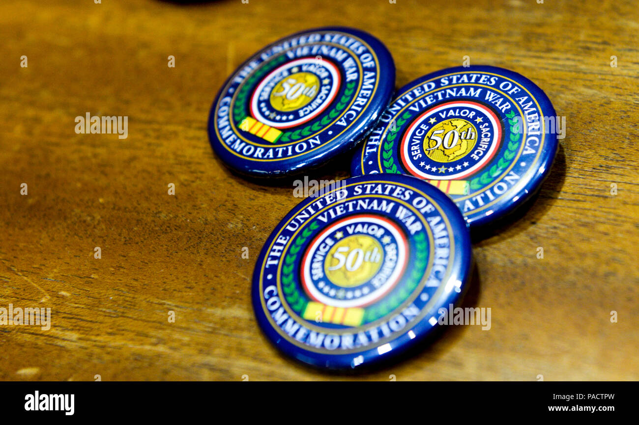 Vietnam Krieg 50. Jahrestag commemorative Pins lag auf einem Tisch während einer 50-jährigen Gedenkfeier in der Air Force Materiel Command Hauptquartier gehalten, 16. März 2016. Zusätzlich zu den Zertifikaten Personen erhalten eine Kopie der Proklamation des Präsidenten der Vereinigten Staaten zum Gedenken an den 50. Jahrestag der Vietnam Krieg. (U.S. Air Force Foto von Wesley Farnsworth/Freigegeben) Stockfoto