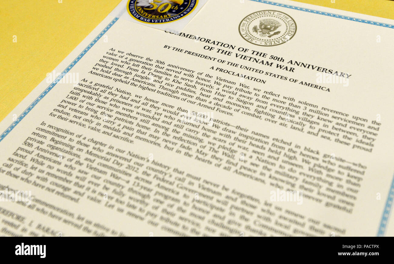 Eine Kopie der Proklamation des Präsidenten der Vereinigten Staaten zum Gedenken an den 50. Jahrestag der Vietnam Krieg, wurden auf einem Tisch während einer 50-jährigen Gedenkfeier in der Air Force Materiel Command Hauptquartier gehalten, 16. März 2016. Zusätzlich zu den Zertifikaten Personen erhalten eine Pin. (U.S. Air Force Foto von Wesley Farnsworth/Freigegeben) Stockfoto