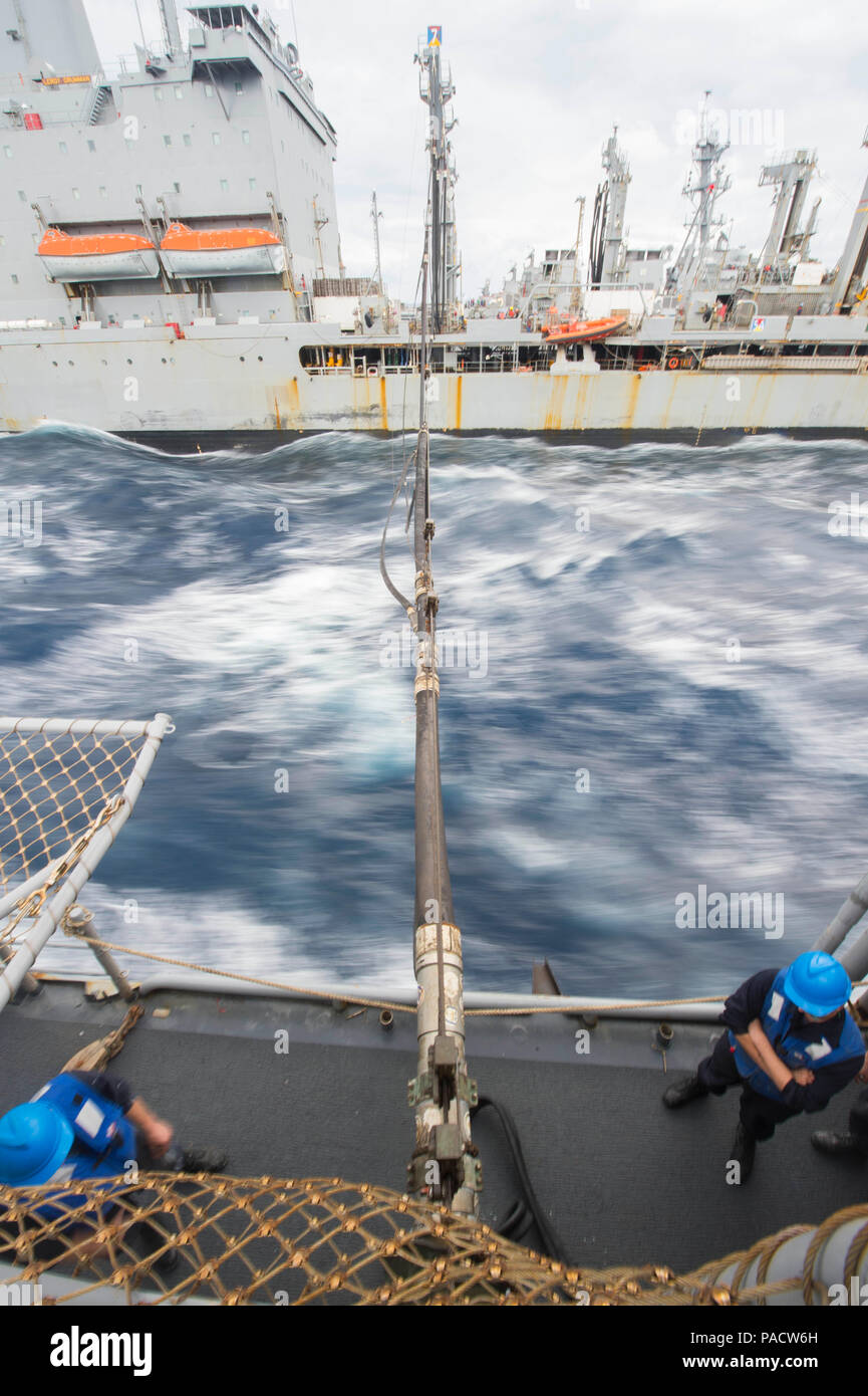 160320-N-BL 607-101 ATLANTIK (20. März 2016) - Segler aus Deck in den Unternehmensbereich geführte zugeordnet - missile Cruiser USS Monterey (CG61), der Mensch als nachfüllstation während einer Auffüllung auf See (RAS) mit dem Militär Sealift Command (MSC) Flotte Auffüllung öler USNS Leroy Grumman (T-AO 195). Monterey ist unterwegs die Durchführung von Composite Trainingsgerät Übung (COMPTUEX) mit Dwight D. Eisenhower Carrier Strike Group in der Vorbereitung für einen zukünftigen Einsatz. (U.S. Marine Foto von Mass Communication Specialist 2. Klasse William Jenkins/Freigegeben) Stockfoto