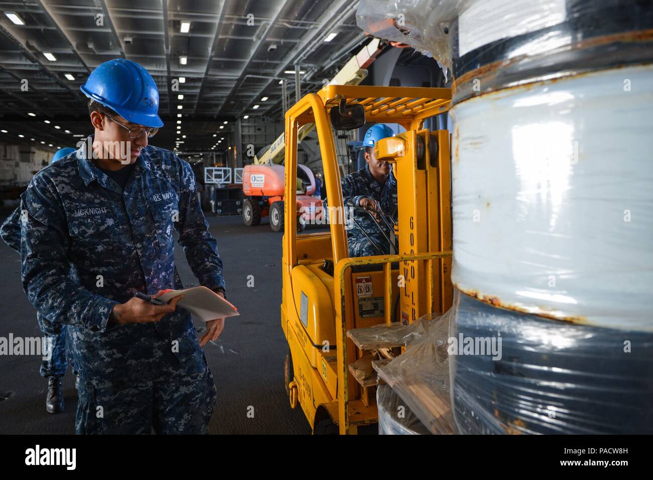 160322-N-DM 308-040 SAN DIEGO (22. März 2016) Fachkraft für Lagerlogistik Seaman Gary Mcknight prüft Fässer mit gefährlichen Materialien (Gefahrgut) während eines GEFAHRGUT-Offload auf dem Flugzeugträger USS Theodore Roosevelt (CVN 71). Theodore Roosevelt ist San Diego homeported erwartet eine regelmäßig geplante Wartung. (U.S. Marine Foto von Mass Communication Specialist 3. Klasse Paul L. Archer/Freigegeben) Stockfoto