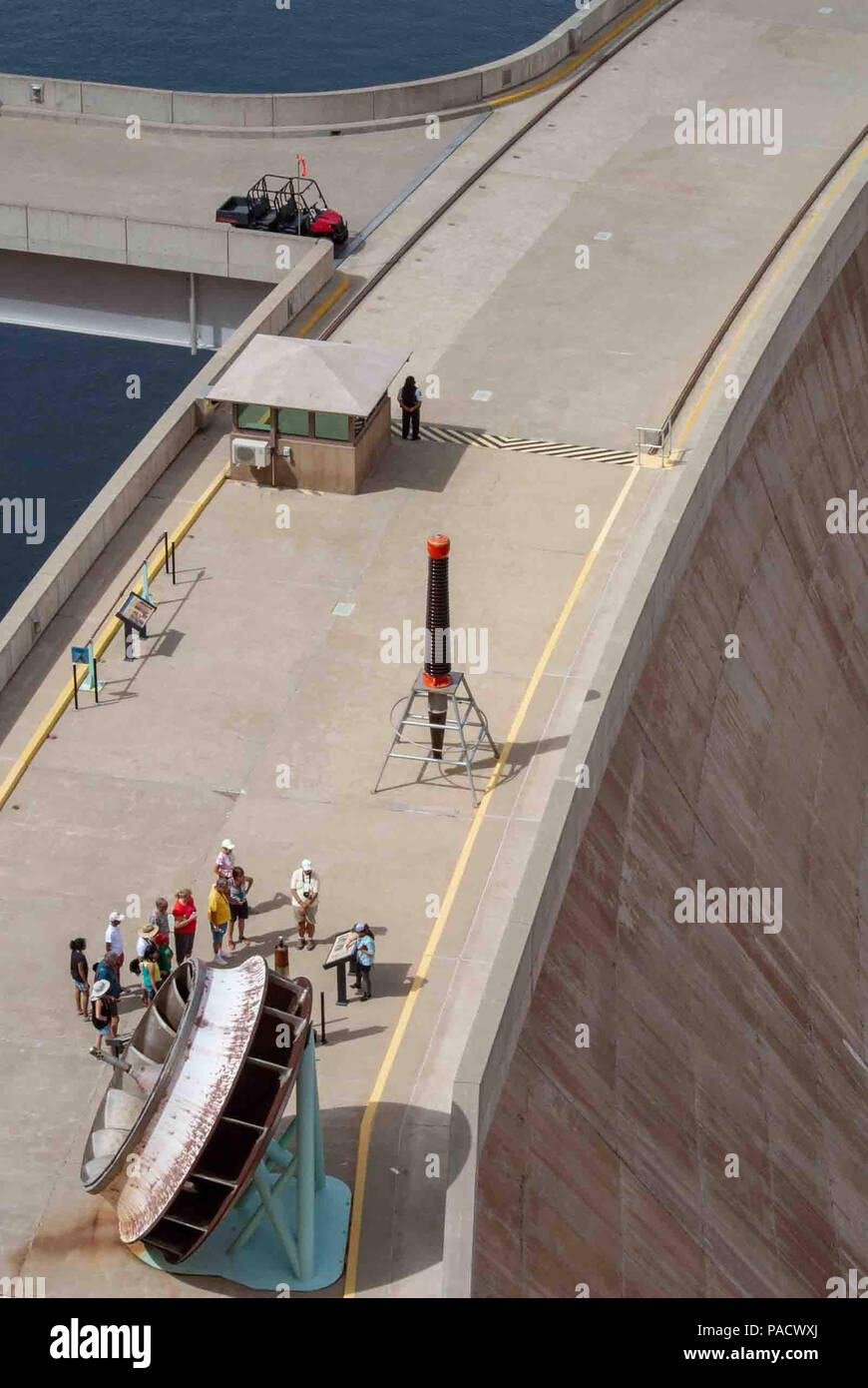 Arizona, USA. 30 Mai, 2018. Touristen sammeln für ein Gespräch auf dem oberen Teil des Glen Canyon Dam auf dem Colorado River im Norden von Arizona. Die 710 Fuß (220 m) hohen Damm, die von der US-amerikanischen Büro der Reklamation gebaut, gebildet, Lake Powell, eine der größten künstlichen Stauseen in den USA und für Glen Canyon, eine Reihe von tiefen Schluchten aus Sandstein jetzt vom Stausee überflutet benannt. Es ist eine beliebte touristische stoppen. Credit: Arnold Drapkin/ZUMA Draht/Alamy leben Nachrichten Stockfoto