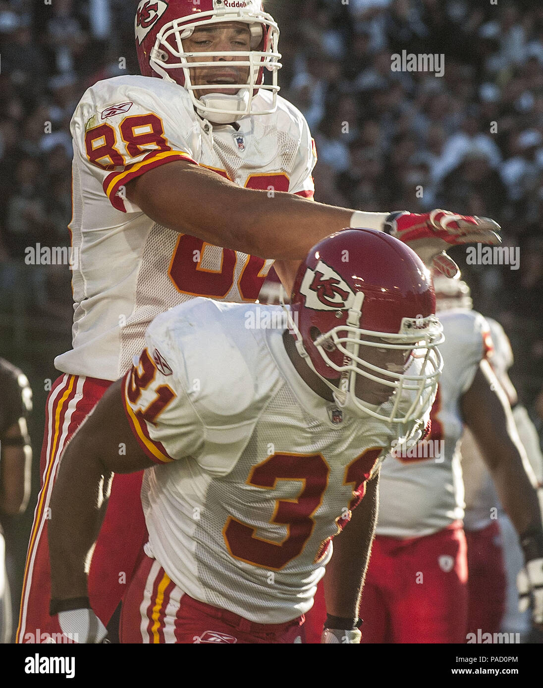 Oakland, Kalifornien, USA. 18 Sep, 2005. Kansas City Chiefs tight end Tony Gonzalez (88) und Zurück laufen Priester Holmes (31) Touchdown feiern am Sonntag, 18. September 2005 in Oakland, Kalifornien. Die Leiter besiegt die Räuber 23-17. Credit: Al Golub/ZUMA Draht/Alamy leben Nachrichten Stockfoto