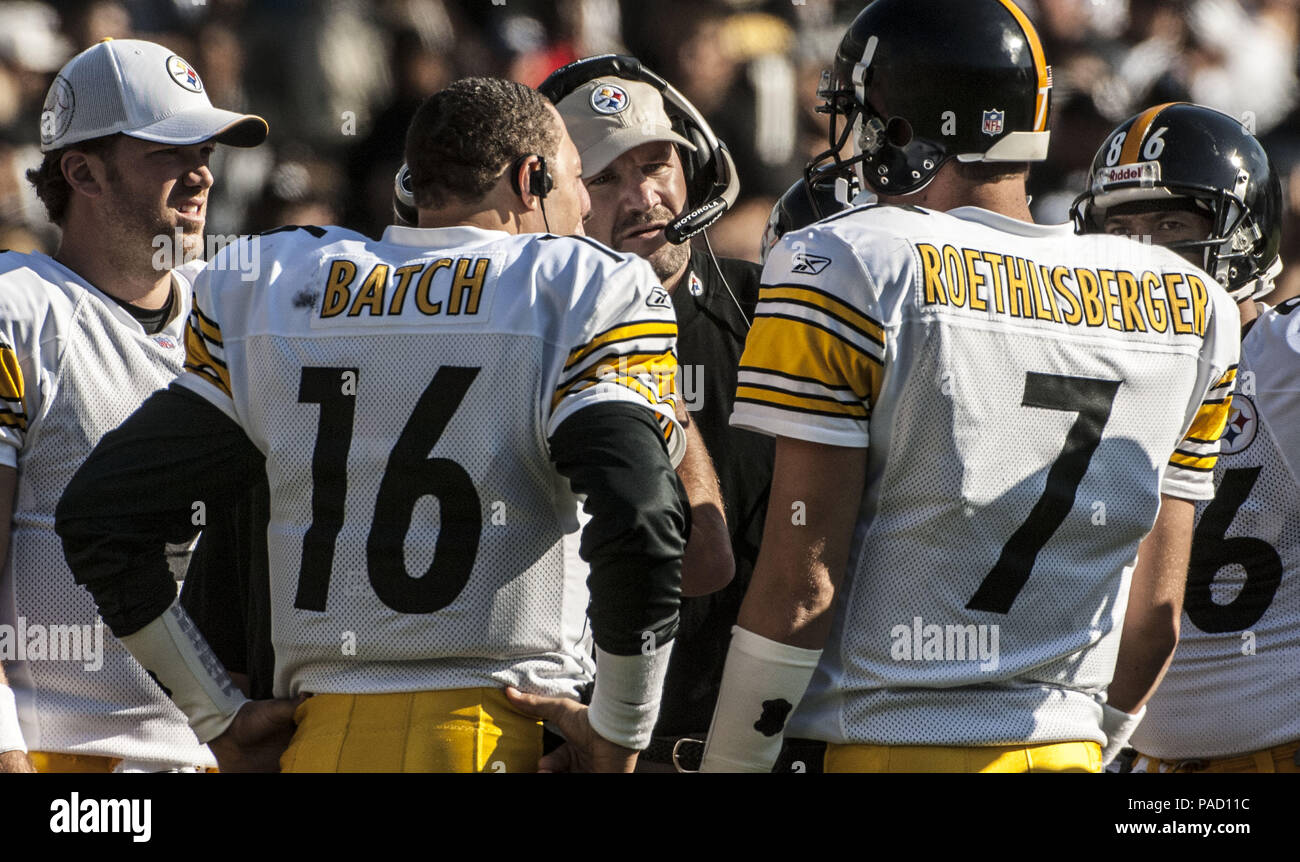 Oakland, Kalifornien, USA. 29 Okt, 2006. Steelers Head Coach Bill Cowher spricht mit Pittsburgh Steelers Quarterbacks Charlie Batch (16) und Ben Roethlisberger (7) am Sonntag, 29. Oktober 2006 in Oakland, Kalifornien. Die Räuber besiegt die Steelers 20-13. Credit: Al Golub/ZUMA Draht/Alamy leben Nachrichten Stockfoto