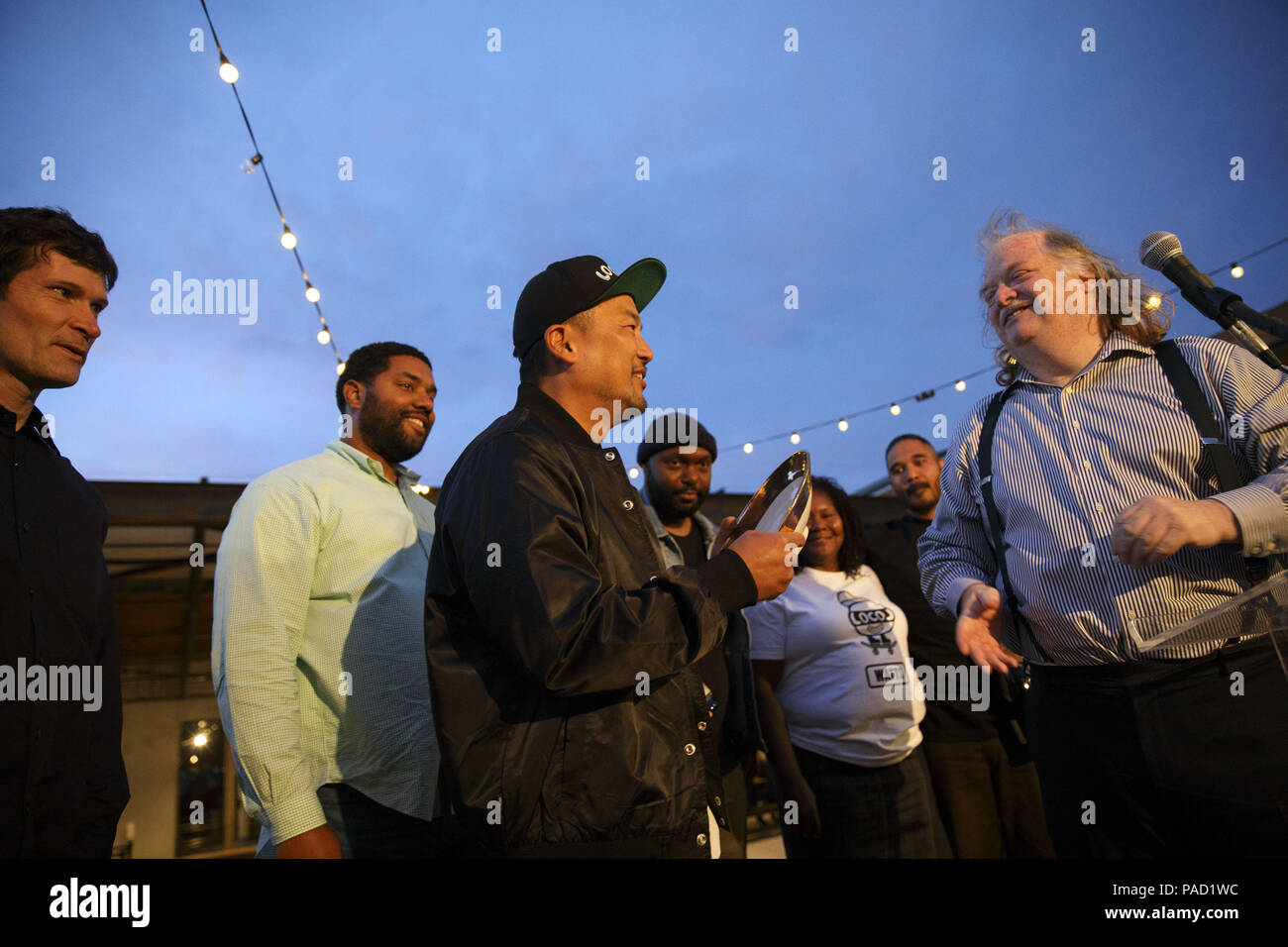 Los Angeles, CA, USA. 27 Apr, 2017. Chef Roy Choi von Locol ist mit dem Restaurant des Jahres" eine Auszeichnung durch Kritiker Jonathan Gold während der LA Times FOOD BOWL Launch Party bei Hauser & Wirth am Donnerstag, 27. April 2017 in Los Angeles, Kalifornien © 2017 Patrick T. Fallon Credit präsentiert: Patrick Fallon/ZUMA Draht/Alamy leben Nachrichten Stockfoto