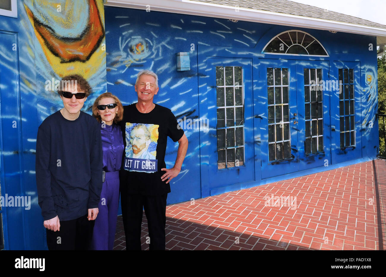 Florida, USA. 21. Juli 2018. Lubomir Jastrzebski (rechts), seine Frau Nancy Nemhauser, und ihr Sohn, Chip (links), posieren vor Ihrer Wandbild - lackiert Home am 21. Juli 2018 in Mount Dora, Florida. Am 17. Juli 2018, das Paar gewann ein Jahr Kampf mit dem Mount Dora Stadtrat zu halten, die von Van Gogh inspirierten Kunstwerk an der Wand und zu Hause. Der code Durchsetzung der Streit begann, als die Eigenheimbesitzer ein Künstler eine Mauer außerhalb ihres Hauses in der Gestalt des van Goghs Gemälde "Der sternenklaren Nacht zu malen angestellt" als Mittel ihren 25 Jahre alten Sohn, der autistisch ist und liebt va zu beruhigen Stockfoto