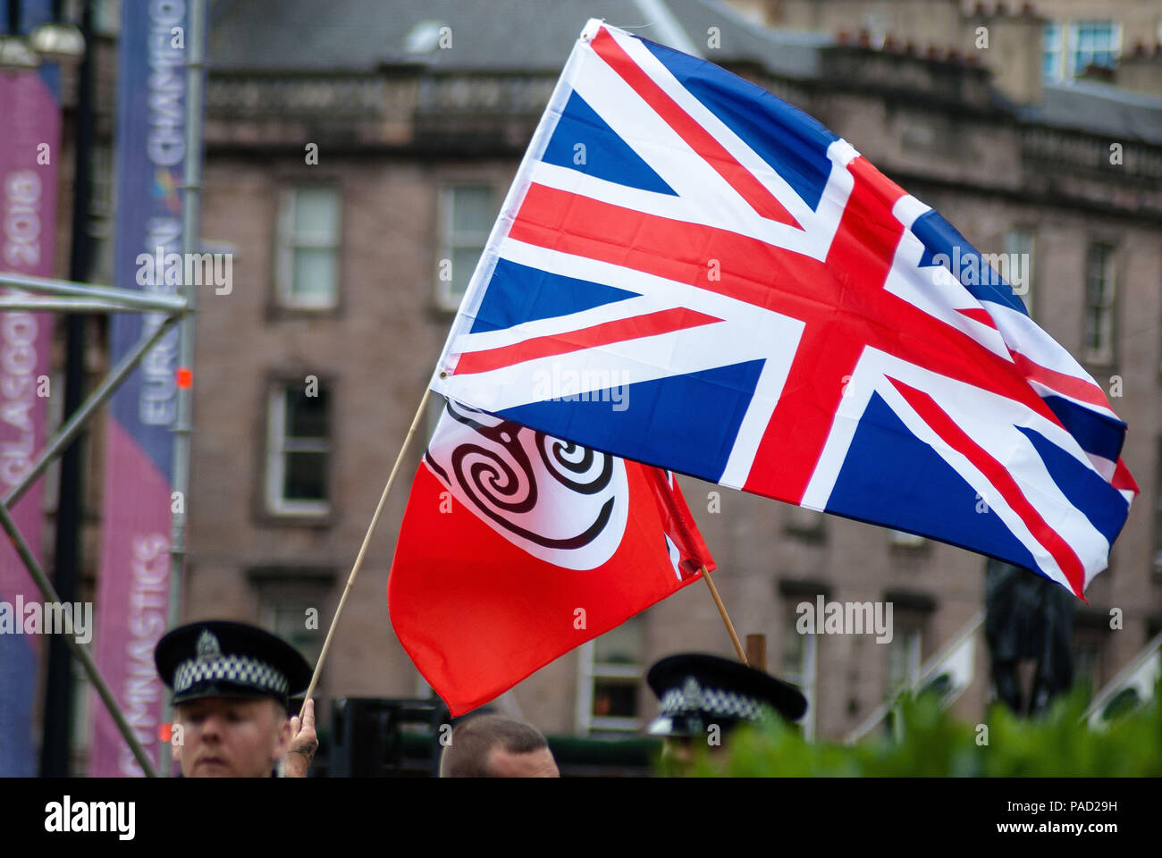 Glasgow, Renfrewshire, Großbritannien. 21. Juli 2018. Zwei Fahnen werden geschwenkt, die von Mitgliedern der SDL während eines Protestes. Auseinandersetzungen während des Protestes zwischen Mitgliedern der ultra-rechten Gruppe schottischer Defence League (SDL) und Mitglieder der verschiedenen Antifaschismus Gruppen, einschließlich Antifa, Schottland Polizei gerettet Mitglieder aus der Auseinandersetzungen. Credit: Stewart Kirby/SOPA Images/ZUMA Draht/Alamy leben Nachrichten Stockfoto