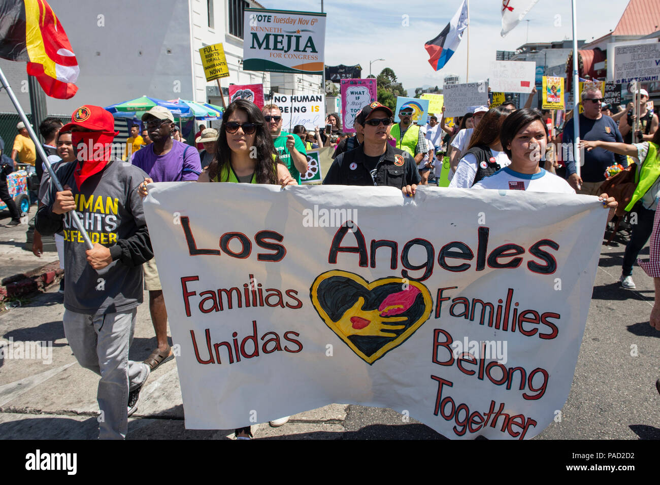 Los Angeles, USA. 21. Juli 2018. Familien gehören zusammen Banner und Demonstranten im März und Eis (Einwanderungs- und Zollbehörden Protest in Los Angeles, Kalifornien am 21. Juli 2018. Trotz der Abschaffung der Familie Trennungen bei uns Grenzen viele Kinder, die von ihren Eltern übernommen wurden noch nicht re-united mit ihren Familien. Kredit: Kredite: Aydin Aydin Palabiyikoglu Palabiyikoglu/Alamy leben Nachrichten Stockfoto