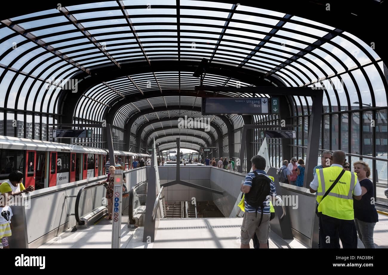 Amsterdam, Niederlande. 21. Juli 2018. Neue U-Bahnlinie eröffnet. Der Noord-Zuidlijn (Lijn 52) hat 6 Bahnhöfe, und ist 9,7 Kilometer lang und hat 16 Jahre für einen Preis von etwas mehr als 3 Milliarden Euro zu bauen. Samstag 21. Juli der Öffentlichkeit könnte eine freie Fahrt nehmen und ca. 60.000 Passagiere nutzten die Gelegenheit. Credit: Arttext/Alamy leben Nachrichten Stockfoto