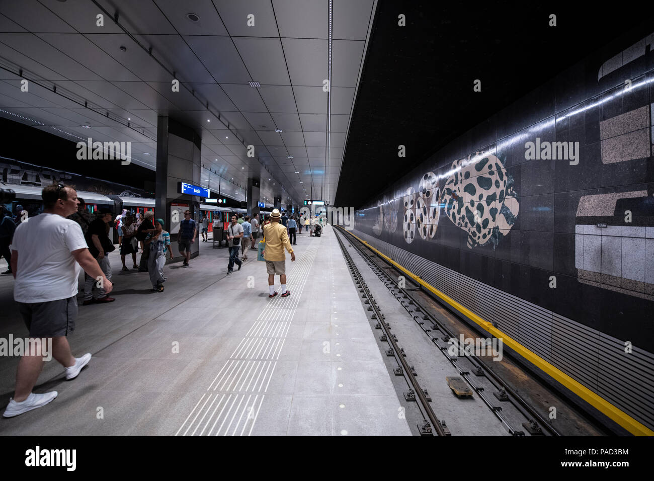 Amsterdam, Niederlande. 21. Juli 2018. Neue U-Bahnlinie eröffnet. Der Noord-Zuidlijn (Lijn 52) hat 6 Bahnhöfe, und ist 9,7 Kilometer lang und hat 16 Jahre für einen Preis von etwas mehr als 3 Milliarden Euro zu bauen. Samstag 21. Juli der Öffentlichkeit könnte eine freie Fahrt nehmen und ca. 60.000 Passagiere nutzten die Gelegenheit. Credit: Arttext/Alamy leben Nachrichten Stockfoto