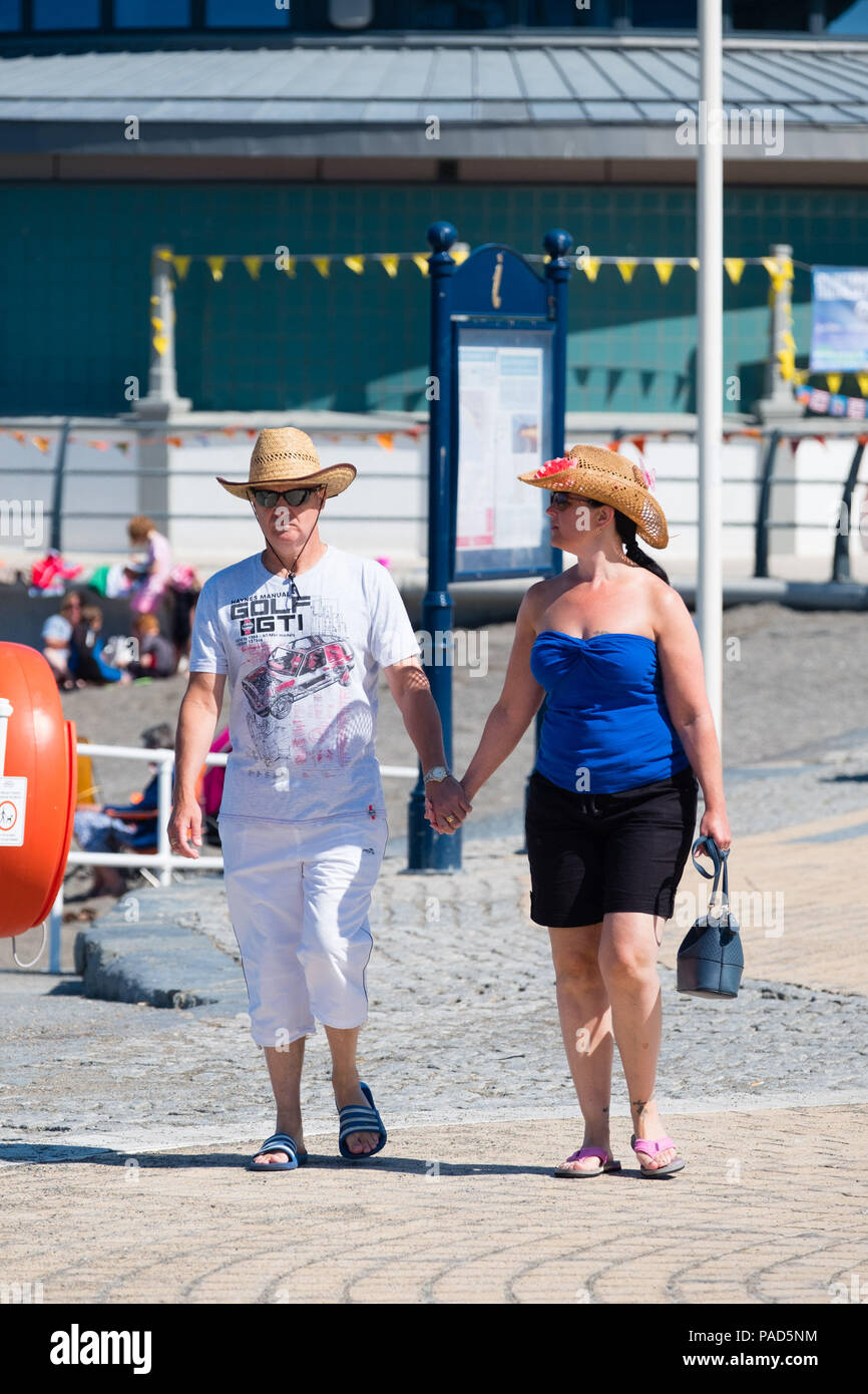 Aberystwyth Wales UK, Sonntag, 22. Juli 2018 UK Wetter: die Menschen an der Küste in Aberystwyth an einem herrlich sonnigen Sonntag Morgen in West Wales. Großbritannien große Hitzewelle fort, ohne Atempause von der sehr trockenen Wetter und Temperaturen werden erwartet, um 30°C wieder bis Ende der Woche Foto: Keith Morris/Alamy leben Nachrichten Stockfoto