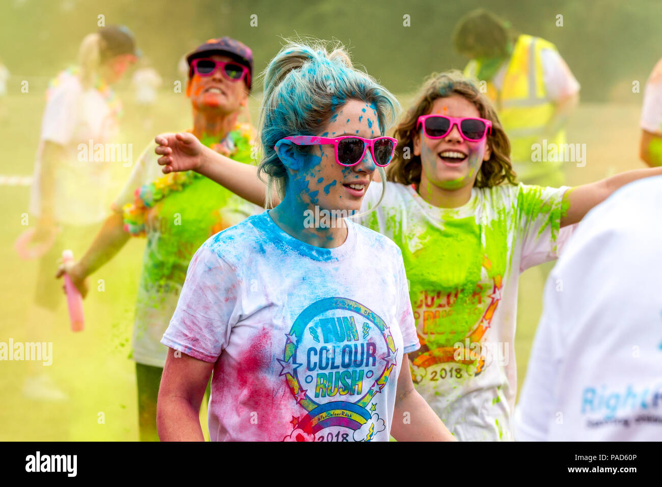 Abington Park, Northampton, Großbritannien 22. Juli 2018. Spaß Colour Rush, Familie Veranstaltung mit über 3000 Leute dieses Jahr Geld für 3 verschiedene Wohltätigkeitsorganisationen, hatten die Organisatoren der Schauplatz zweimal zu tauschen, weil der Reisenden auf Abington Park bis gestern Mittag, nachdem sie entfernt wurden, die Sie auf den neuen Veranstaltungsort Ort ging, so dass es wieder in letzter Minute ausgetauscht werden musste. Credit: Keith J Smith./Alamy Live Stockfoto