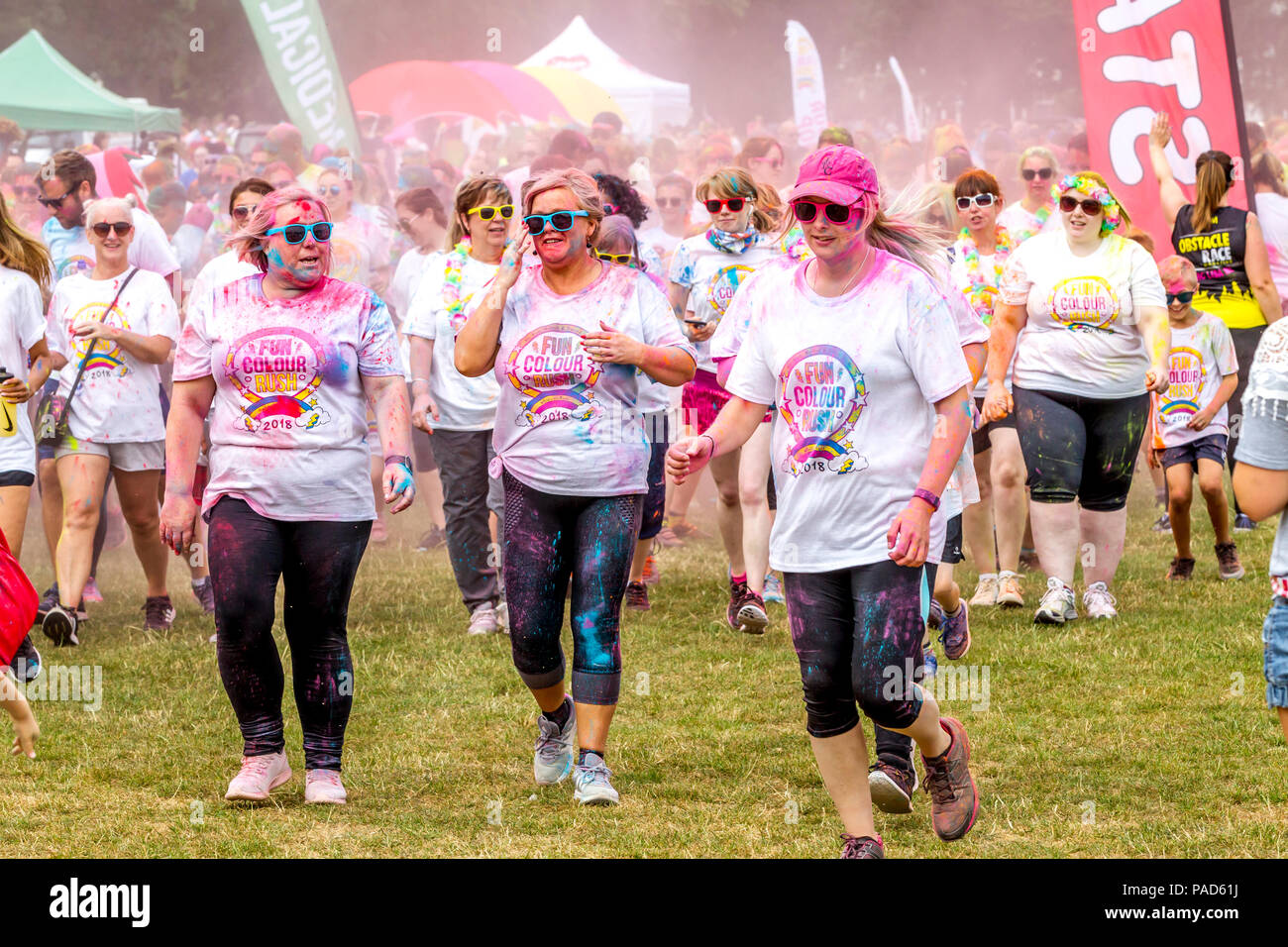 Abington Park, Northampton, Großbritannien 22. Juli 2018. Spaß Colour Rush, Familie Veranstaltung mit über 3000 Leute dieses Jahr Geld für 3 verschiedene Wohltätigkeitsorganisationen, hatten die Organisatoren der Schauplatz zweimal zu tauschen, weil der Reisenden auf Abington Park bis gestern Mittag, nachdem sie entfernt wurden, die Sie auf den neuen Veranstaltungsort Ort ging, so dass es wieder in letzter Minute ausgetauscht werden musste. Credit: Keith J Smith./Alamy Live Stockfoto