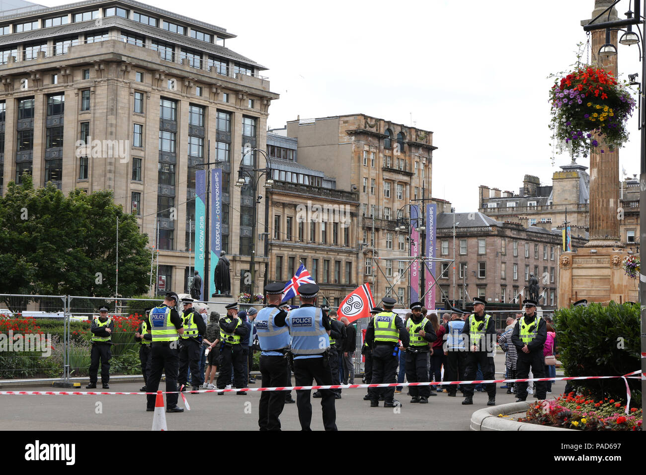 Glasgow, UK. 21. Juli 2018. Eine Handvoll schottische Defence League Aktivisten innerhalb einer Polizeikette, George Square, Glasgow 21/07/2018 Credit: Demelza Kingston/Alamy leben Nachrichten Stockfoto