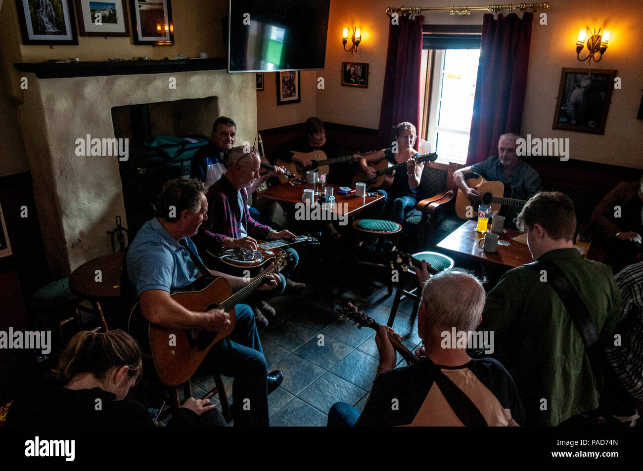 Ardara, County Donegal, Irland. 22. Juli 2018. Eine musikalische "Buzz im Bienenstock Bar als Musiker in der 11. jährliche Bluegrass Music Festival spielen in dieser nord-west Dorf an der Küste. Bluegrass Music hat Verbindungen mit der traditionellen Musik in den USA durch Emigration Irische und Schottische Volk im 19. Jahrhundert. Credit: Richard Wayman/Alamy leben Nachrichten Stockfoto
