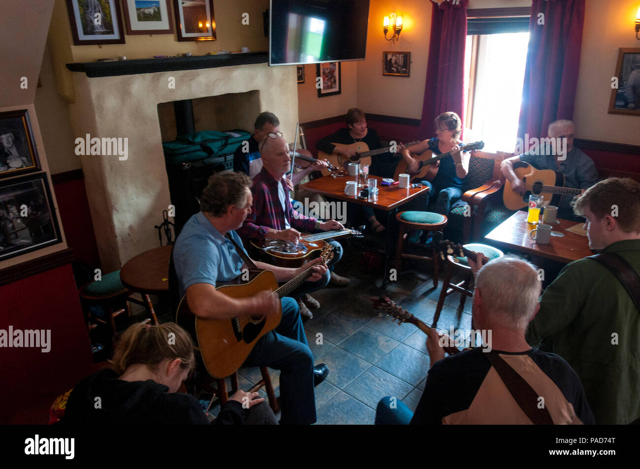 Ardara, County Donegal, Irland. 22. Juli 2018. Eine musikalische "Buzz im Bienenstock Bar als Musiker in der 11. jährliche Bluegrass Music Festival spielen in dieser nord-west Dorf an der Küste. Bluegrass Music hat Verbindungen mit der traditionellen Musik in den USA durch Emigration Irische und Schottische Volk im 19. Jahrhundert. Credit: Richard Wayman/Alamy leben Nachrichten Stockfoto
