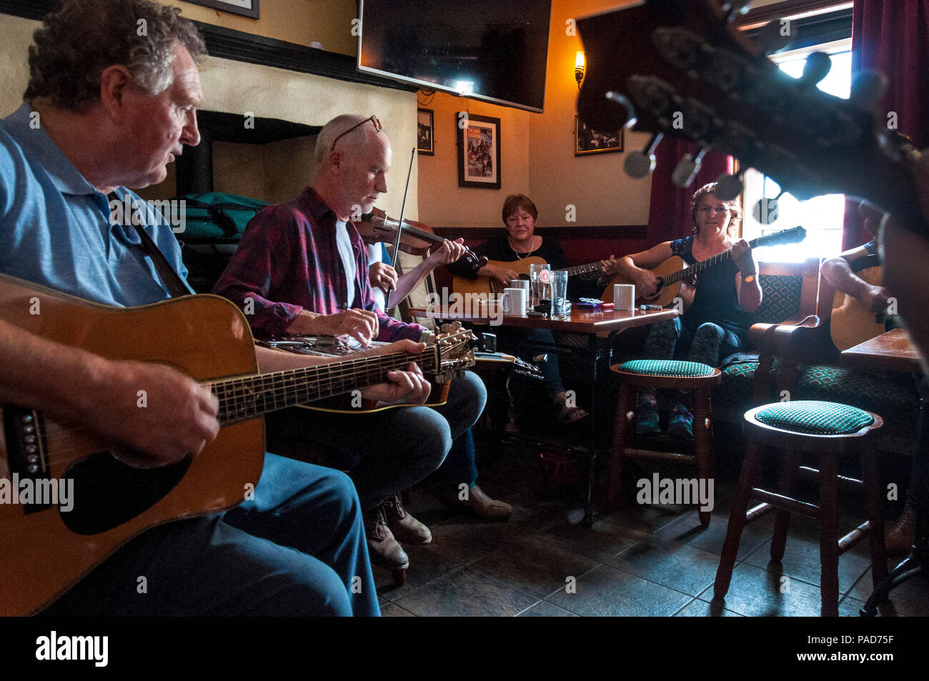 Ardara, County Donegal, Irland. 22. Juli 2018. Eine musikalische "Buzz im Bienenstock Bar als Musiker in der 11. jährliche Bluegrass Music Festival spielen in dieser nord-west Dorf an der Küste. Bluegrass Music hat Verbindungen mit der traditionellen Musik in den USA durch Emigration Irische und Schottische Volk im 19. Jahrhundert. Credit: Richard Wayman/Alamy leben Nachrichten Stockfoto