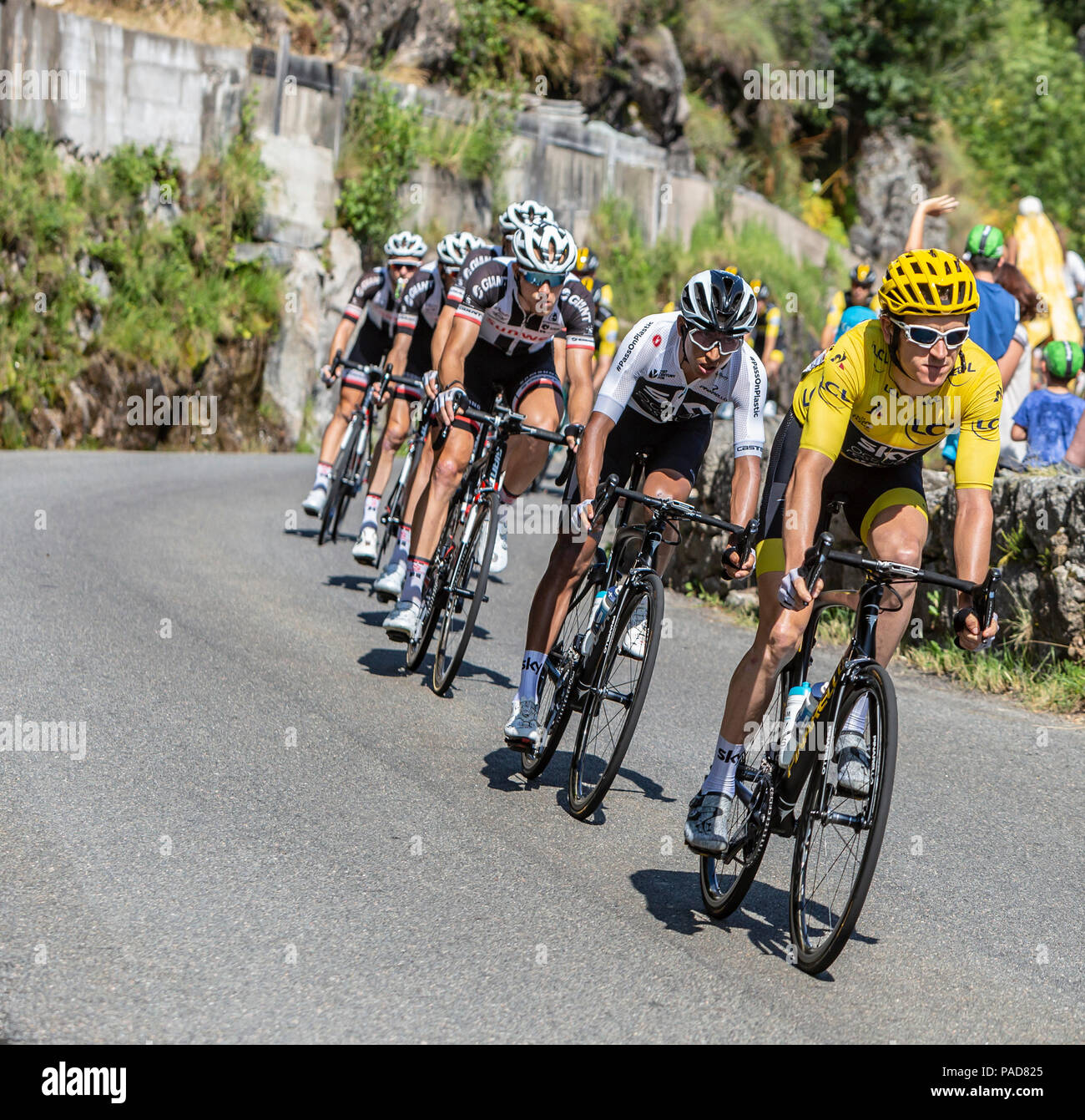 Pont-de-Montvert-Sud - Mont-Lozere, Frankreich - 21. Juli 2018: Geraint Thomas von Team Sky, im Gelben Trikot, vor dem Peloton absteigend eine Straße in Okzitanisch Region während der Stufe 14 der Tour de France 2018. Credit: Radu Razvan/Alamy leben Nachrichten Stockfoto