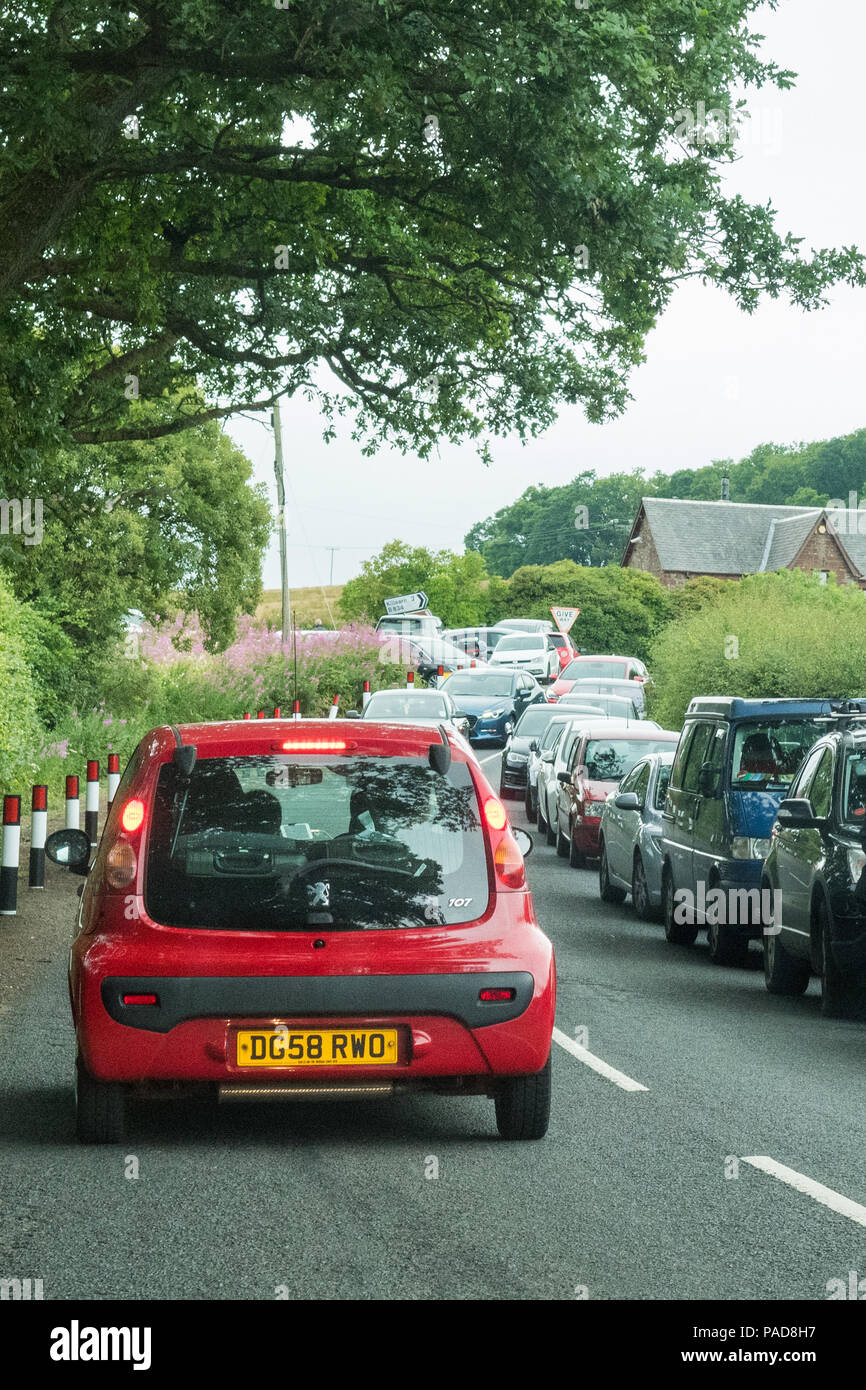 Killearn, Stirling, Schottland, UK - 22. Juli 2018: Die outlander Wirkung weiterhin Probleme auf örtlichen Straßen rund um den Finnich Glen lokalen Aussichtspunkt außerhalb der Stirlingshire Ortschaft Killearn erstellen. Die wenigen kleinen laybys sind nicht in der Lage, mit der stark gestiegene Besucherzahlen und Poller zu bewältigen, errichtet vor wenigen Tagen Doppel parken, um zu verhindern, dass nicht einige Autofahrer zu verhindern. Die Sorge der Anwohner der Straßen sind jetzt regelmäßig voller Autos Reduzierung der Sichtbarkeit und Gruppen von Menschen, darunter auch Hunde und Kinder sind zu Fuß entlang der berüchtigten A809 Straße, um Zugang zu erhalten Stockfoto