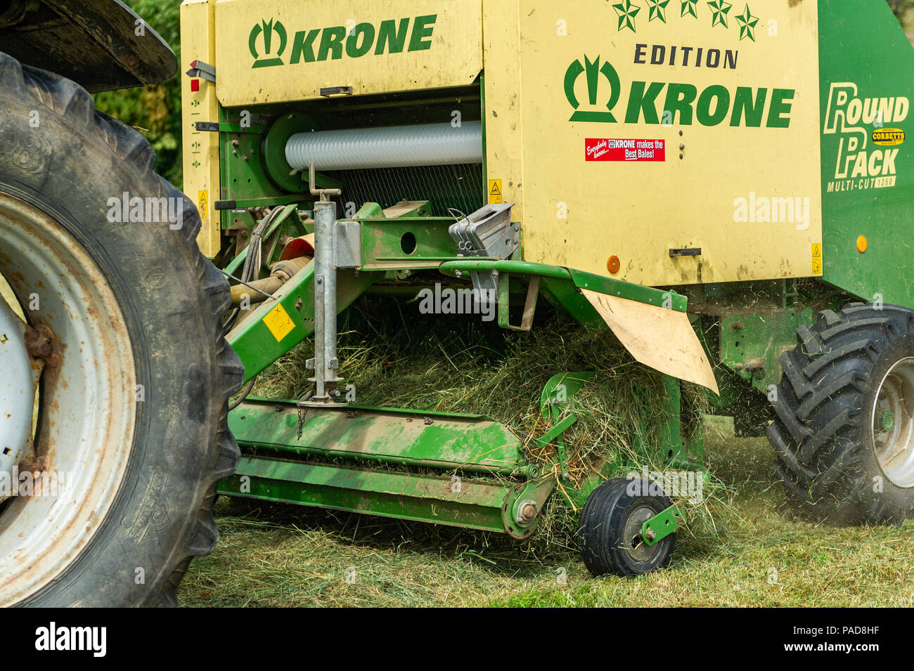 Ballydehob, West Cork, Irland. Juli 2018. Der Durrus-Bauer Michael Pat ward sammelt an einem weiteren sehr heißen Tag in Irland Gras für die Herstellung von Silage-Geländern. Das Wetter wird in den nächsten Tagen wechselhaft sein, mit Regenvorhersage für die ganze Woche. Die Temperaturen werden auf die hohen Teens/niedrigen 20er Celsius fallen. Quelle: AG News/Alamy Live News. Stockfoto