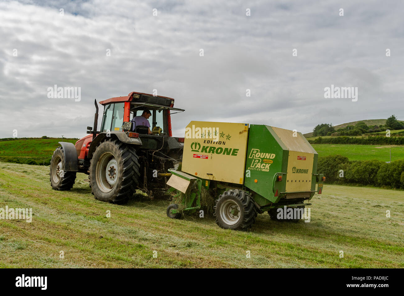 Ballydehob, West Cork, Irland. 22. Juli, 2018. Hollum basierte Landwirt Michael Pat Ward sammelt Gras für die Herstellung von silage Querhölzer auf einem anderen sehr heißen Tag in Irland. Das Wetter ist wechselhaft im Laufe der nächsten Tage mit Regen Prognose für die ganze Woche. Die Temperaturen an den hohen Teens fallen/Low 20 Celsius. Credit: Andy Gibson/Alamy Leben Nachrichten. Stockfoto