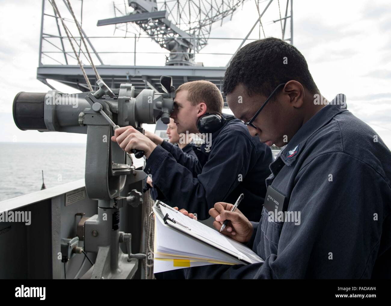 160323-N-BH 414-011 ATLANTIK (21. März 2016) Business-Intelligence-Spezialisten sammeln Informationen auf einer Oberfläche Kontakt während der nautischen oder sonst fotografische Auslegung und Prüfung (SNOOPIE) Bohren eines Schiffes an Bord der Flugzeugträger USS Dwight D. Eisenhower (CVN 69), das Flaggschiff der Eisenhower Carrier Strike Group. Ike ist unterwegs die Durchführung einer Composite Trainingsgerät Übung (COMPTUEX) mit der Eisenhower Carrier Strike Group in der Vorbereitung für einen zukünftigen Einsatz. (U.S. Marine Foto von Mass Communication Specialist Seaman Apprentice Casey S. Trietsch/Freigegeben) Stockfoto