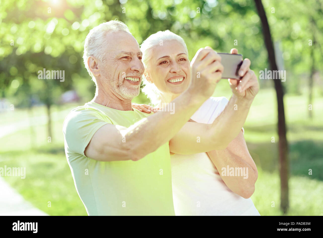 Progressive alter Leute Aufnehmen eines Fotos Stockfoto