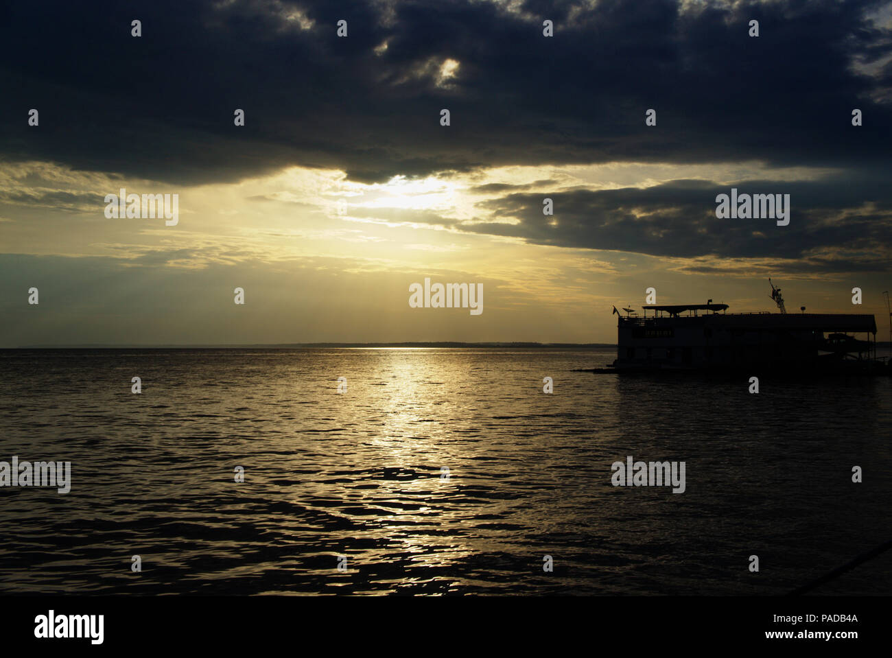 Sonnenuntergang - Manaus/bin/Brasilien - Rio Negro River - Tropical Hotel Pier Stockfoto