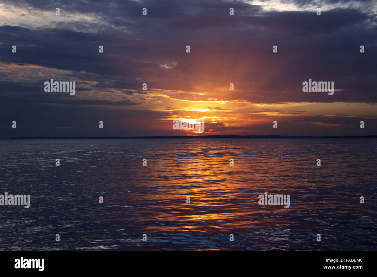 Sonnenuntergang - Manaus/bin/Brasilien - Rio Negro River - Tropical Hotel Pier Stockfoto