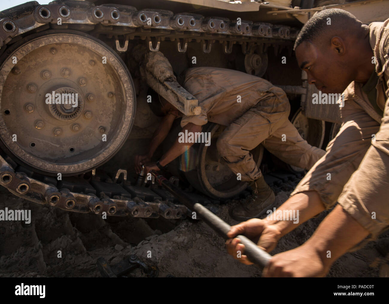 Us-Marines mit Alpha Company, 2. Tank Bataillon prep den Track auf eine M1A1 Abrams Kampfpanzer, um die vorderen Räder an Bord Camp Lejeune, N.C., 29. März 2016 zu entfernen. Die Wartung wurde während einer Verletzung Übung vorgesehenen erforderlichen Fähigkeiten zu erhalten und die Bereitschaft erhöhen, durchgeführt. (U.S. Marine Corps Foto von Cpl. Justin T. Updegraff/Freigegeben) Stockfoto