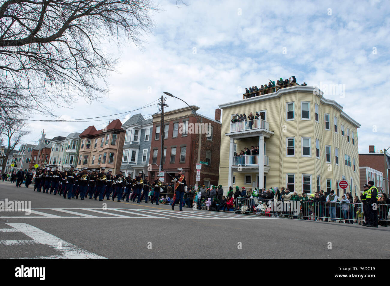 Zuschauer verfolgen von Dächern und Balkonen als der Marine Corps Base Quantico Band durch während ihrer Leistung an der South Boston St. Patrick's Day Parade in South Boston, Mass., 20. März 2016 läuft. Diese Parade ist als zweitgrößte St. Patrick's Day Parade im Land aufgeführt und wird von fast einer Million Menschen pro Jahr gesehen. (U.S. Marine Corps Foto von Cpl Andrianna Daly/Freigegeben) Stockfoto