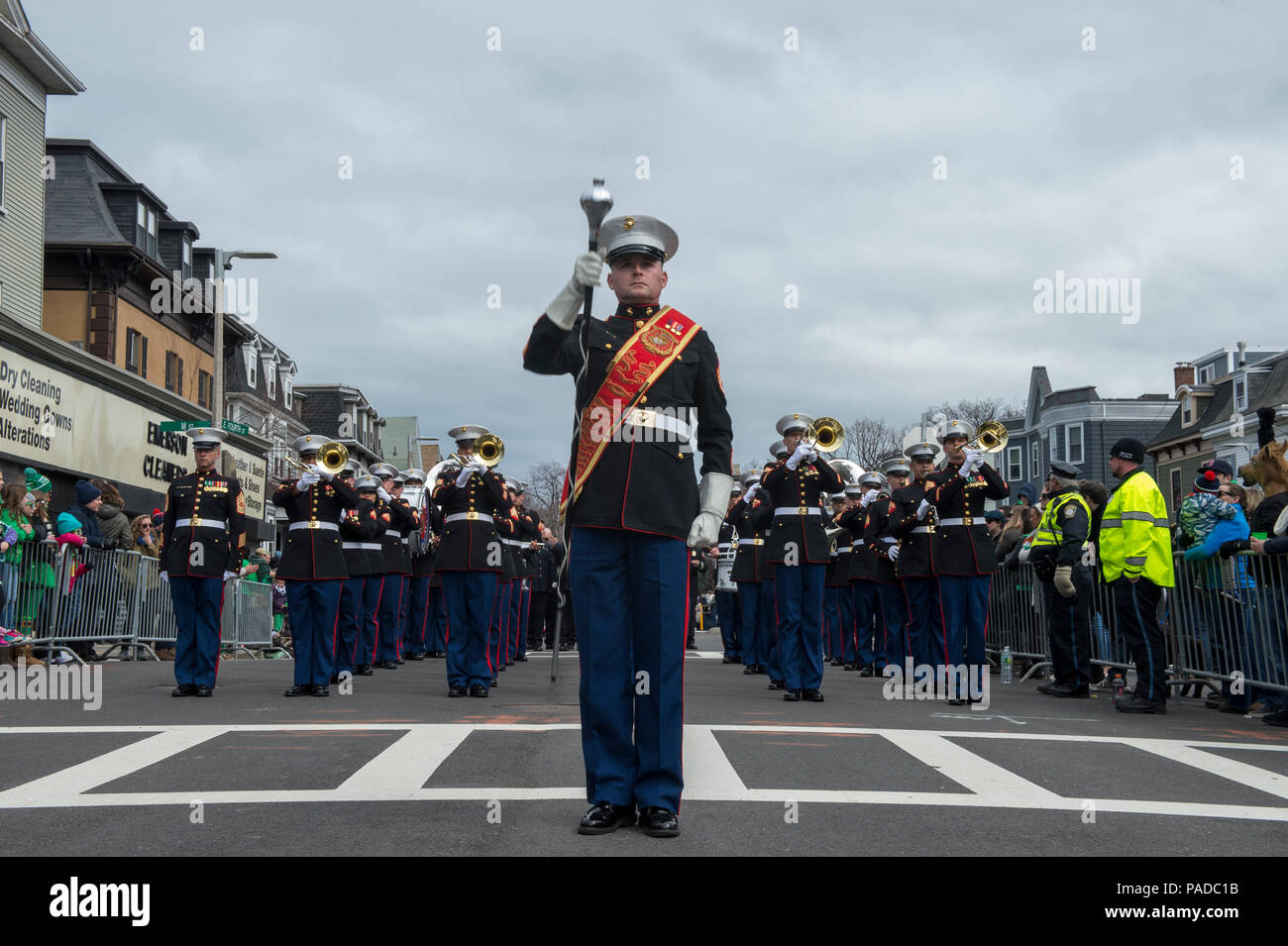 Us Marine Corps Staff Sgt. Christopher Boice führt die Marine Corps Base Quantico Band während ihrer Leistung an der South Boston St. Patrick's Day Parade in South Boston, Mass., 20. März 2016. Diese Parade ist als zweitgrößte St. Patrick's Day Parade im Land aufgeführt und wird von fast einer Million Menschen pro Jahr gesehen. (U.S. Marine Corps Foto von Cpl Andrianna Daly/Freigegeben) Stockfoto