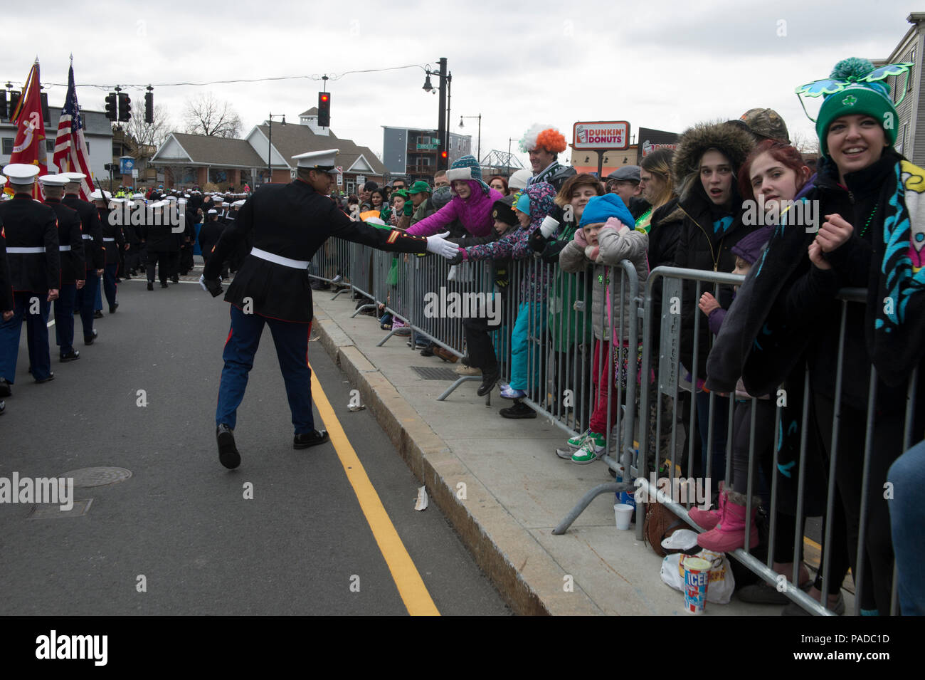 Ein US-Marine interagiert mit Zuschauern während der South Boston St. Patrick's Day Parade in South Boston, Mass., 20. März 2016. Diese Parade ist als zweitgrößte St. Patrick's Day Parade im Land aufgeführt und wird von fast einer Million Menschen pro Jahr gesehen. (U.S. Marine Corps Foto von Cpl Andrianna Daly/Freigegeben) Stockfoto