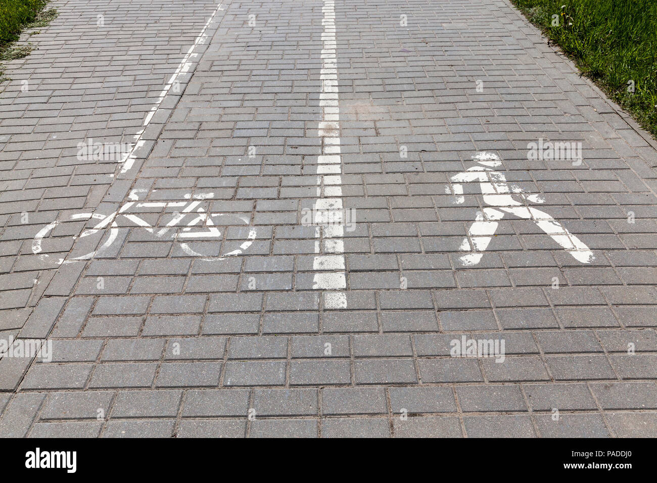 Malte auf eine alte Fliese Mann und ein Fahrrad, Bestimmung, wo es erlaubt ist, Fußgänger zu Fuß und mit dem Fahrrad, ein Close-up Stockfoto