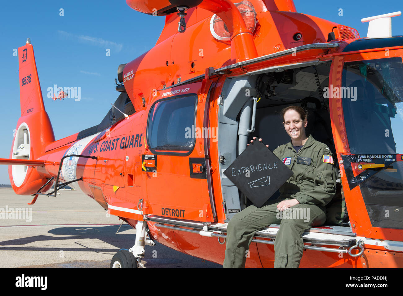 1 Wie Ist Dein Name Und Was Haben Sie In Der Kustenwache Marguerite Champlin Aber Ich Gehe Von Maggie Ich Bin Ein Pilot In Der Mh 65d Helikopter Und Einer Von Zwei Education