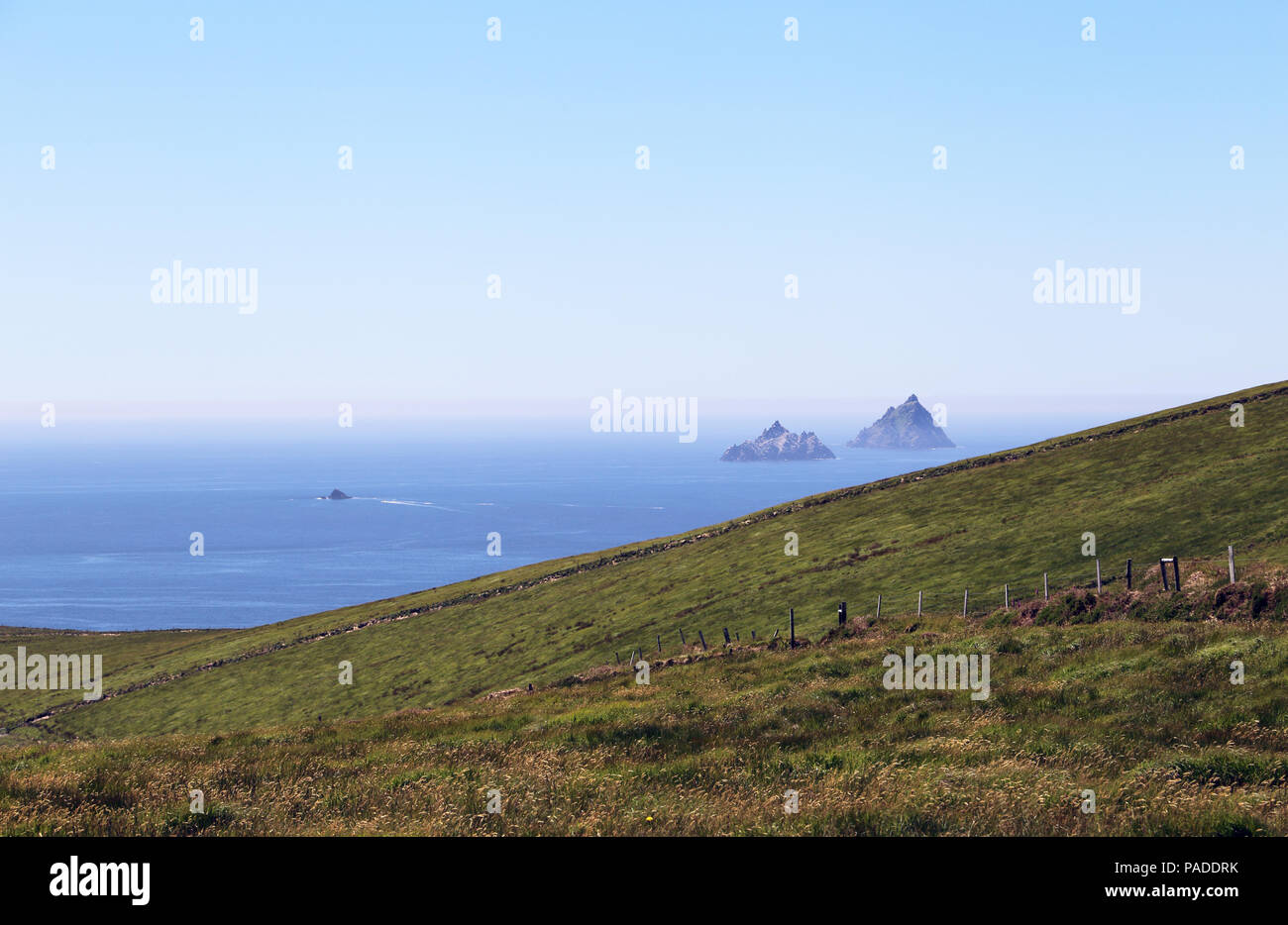 Ring of Kerry mit Skellig Michael und die Skellig Inseln in der Ferne. Stockfoto