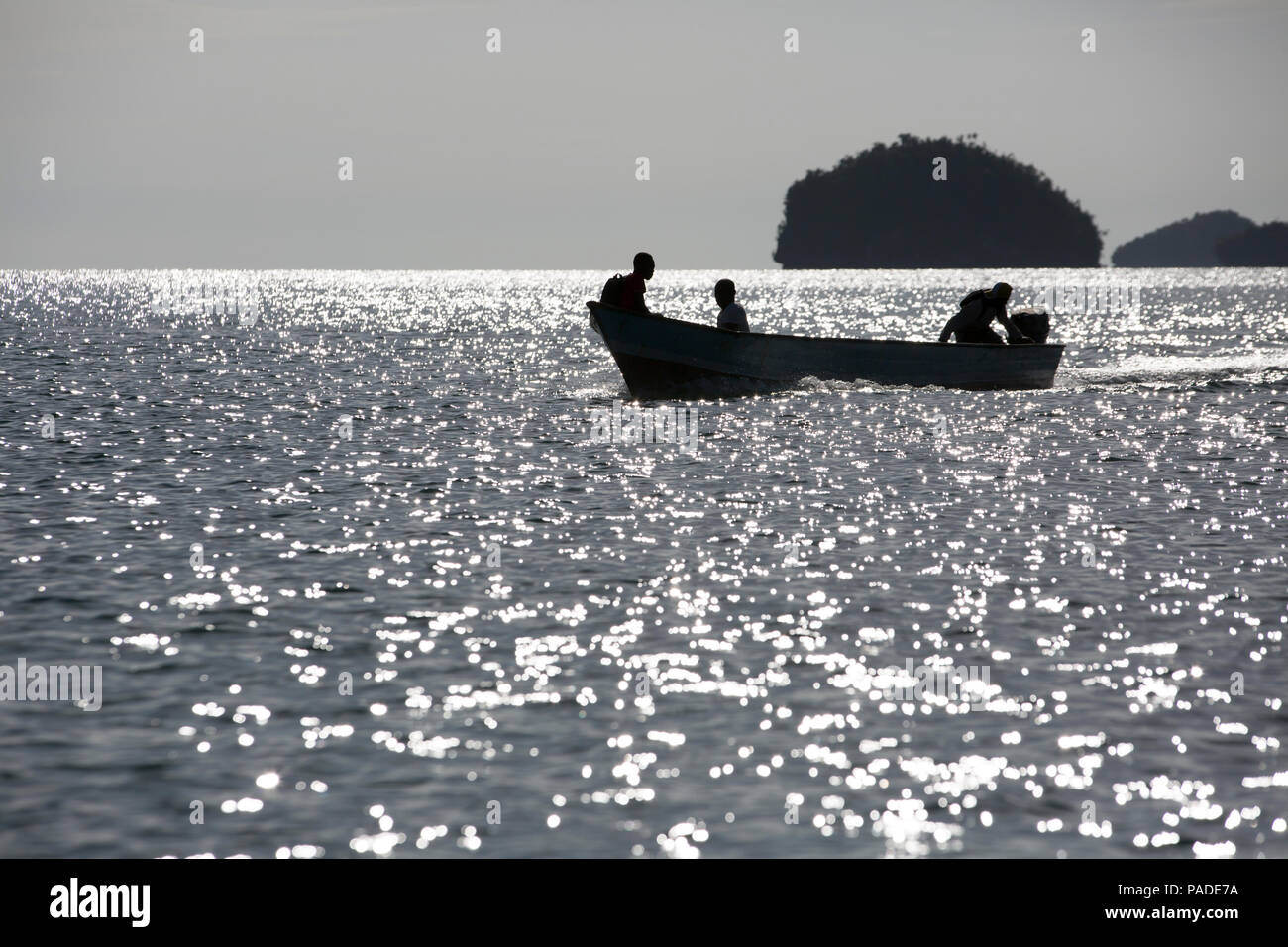 Silhouette von Menschen im Boot im Dwars In der Höhle Weg, Indonesien Stockfoto
