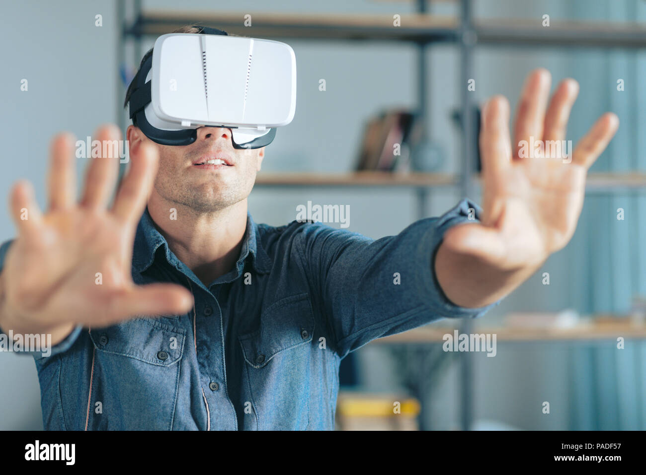 Angenehme, gut aussehenden Mann, in unterschiedlichen Realität Stockfoto