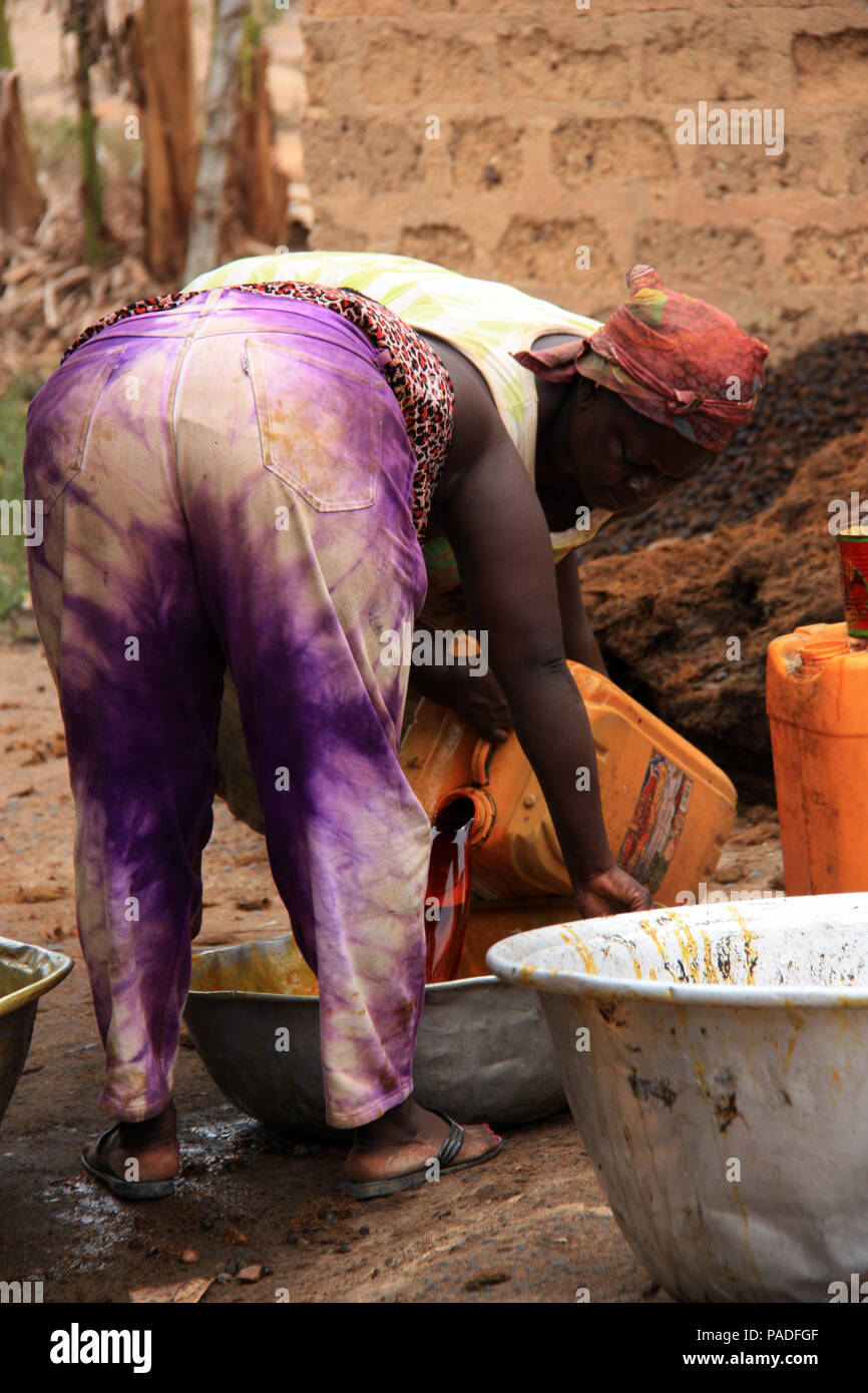 Frauen mit einer Palmöl Werk in der Nähe von Cape Coast, Ghana arbeiten Stockfoto