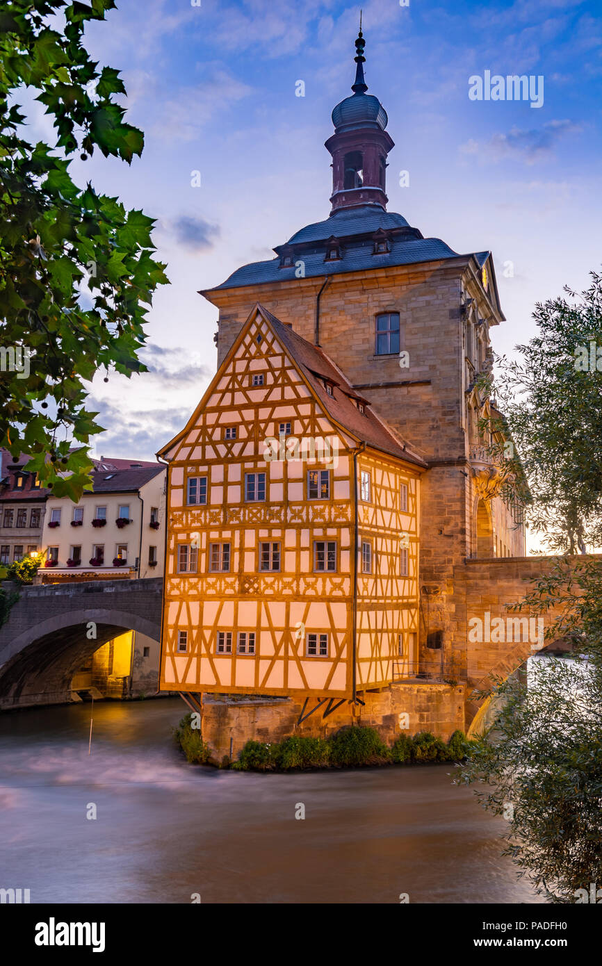 Beleuchtete historische Rathaus Bamberg, im 14. Jahrhundert erbaut. Stockfoto