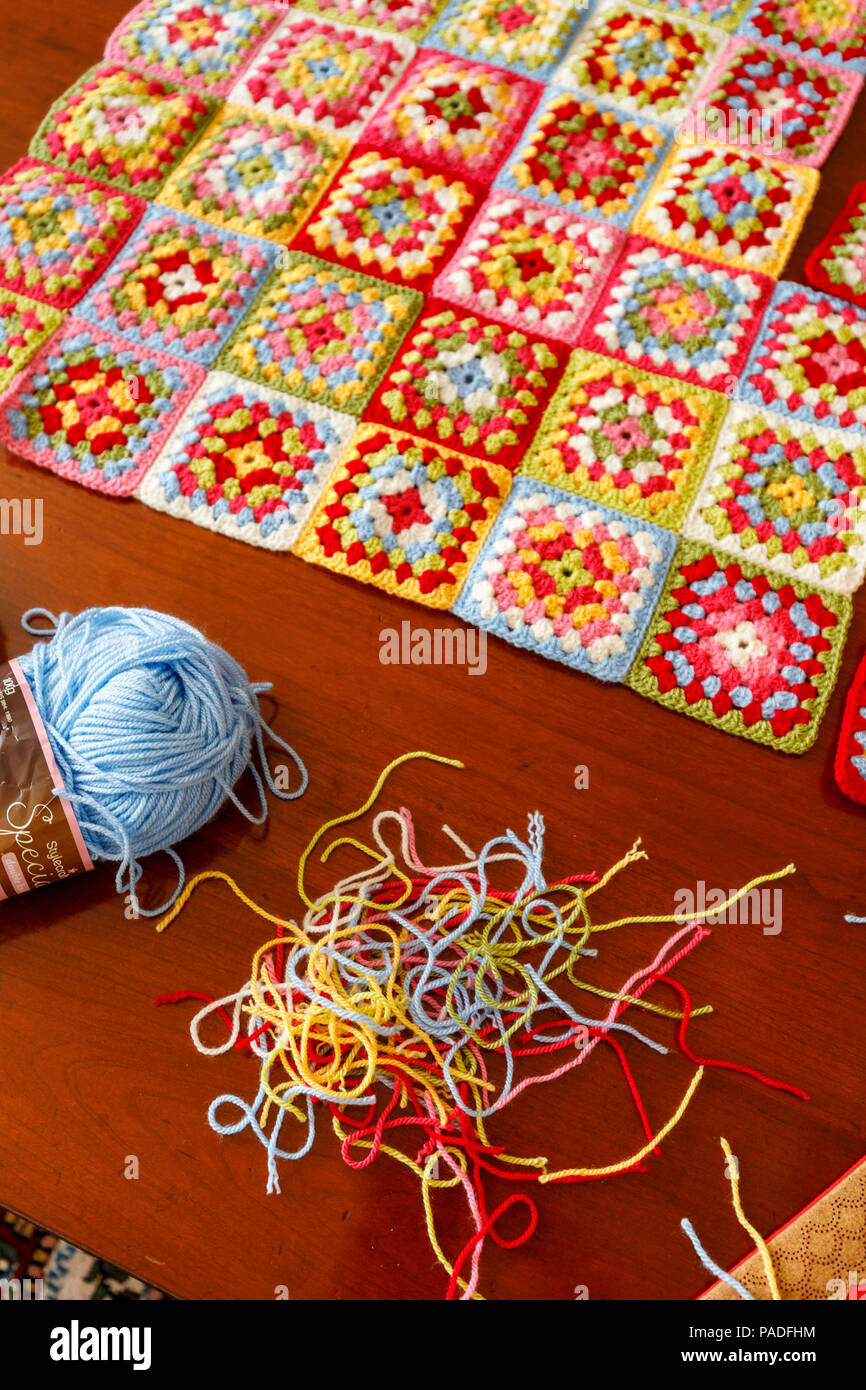 Hell granny square Wolldecke Babydecke farbige, traditionelle Handarbeit  häkeln home Handwerk, mit Kugel Blau Wolle und Threads Stockfotografie -  Alamy