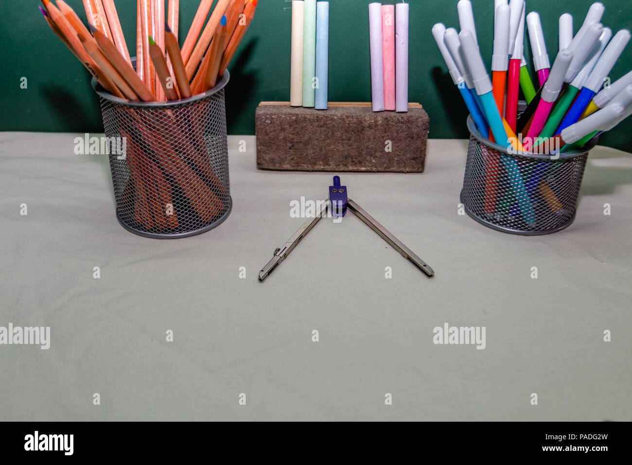 Zurück zu Hintergrund Schule mit Bleistift auf den Tisch über grüne Wand. Stockfoto